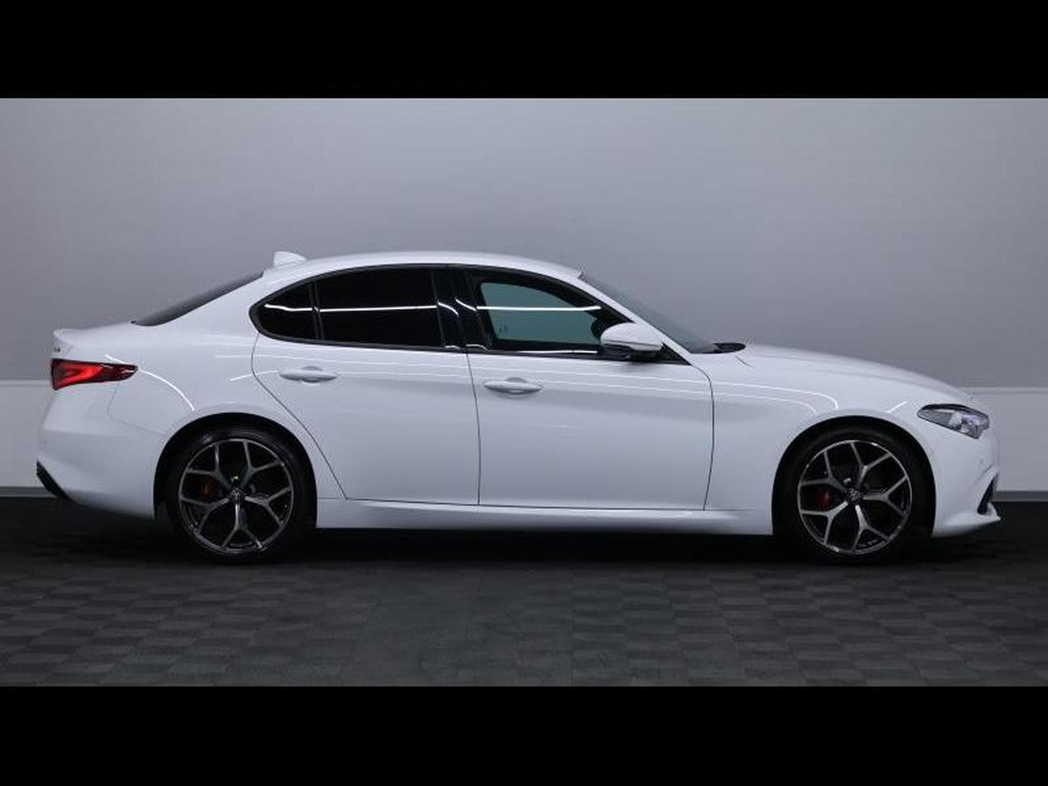 Alfa-Romeo Giulia 2.2 JTD 160 Auto (2022) - Photo 4