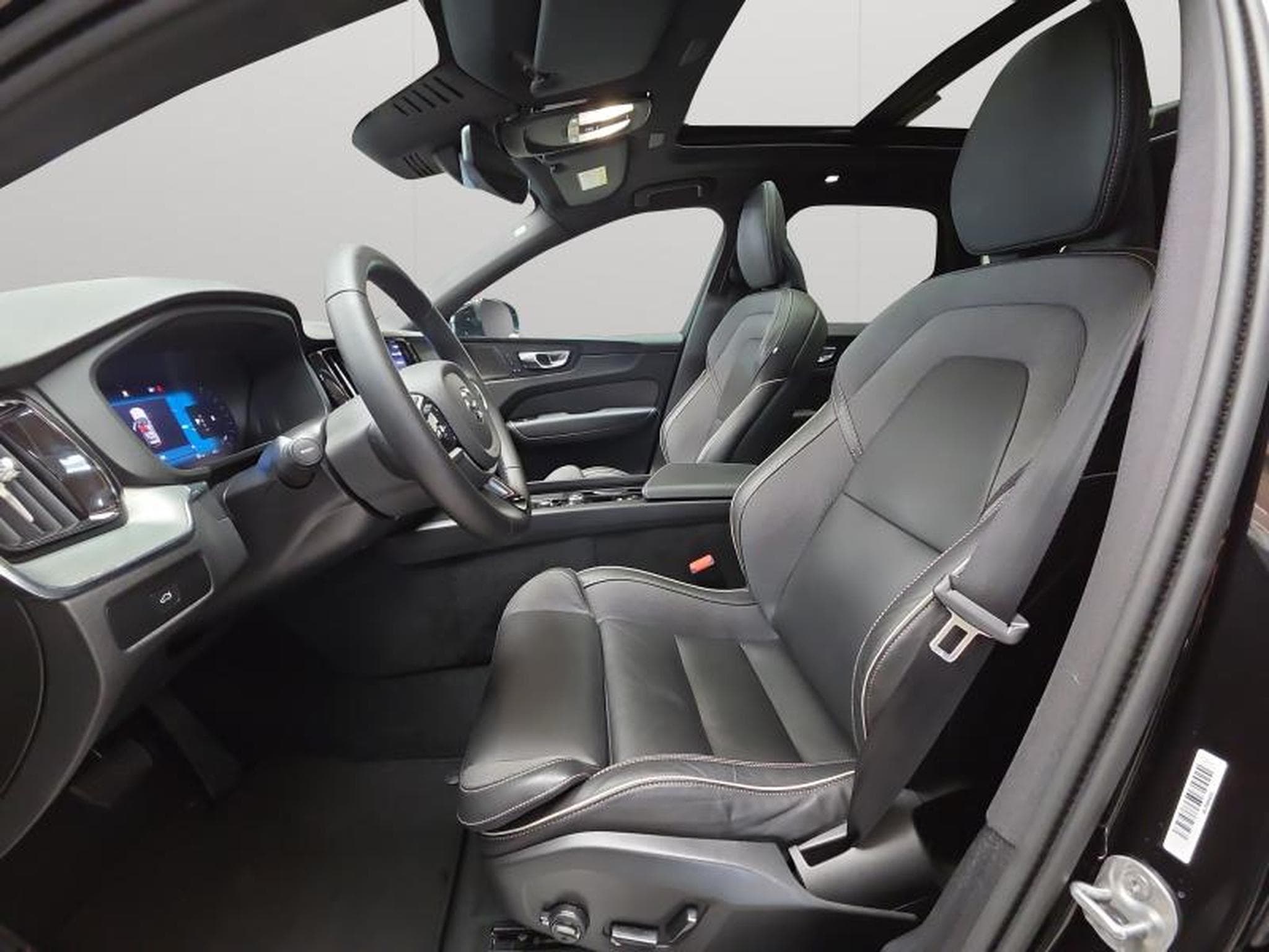 Volvo XC60 B5 AWD Plus Dark / Essence (2025) - Photo 11