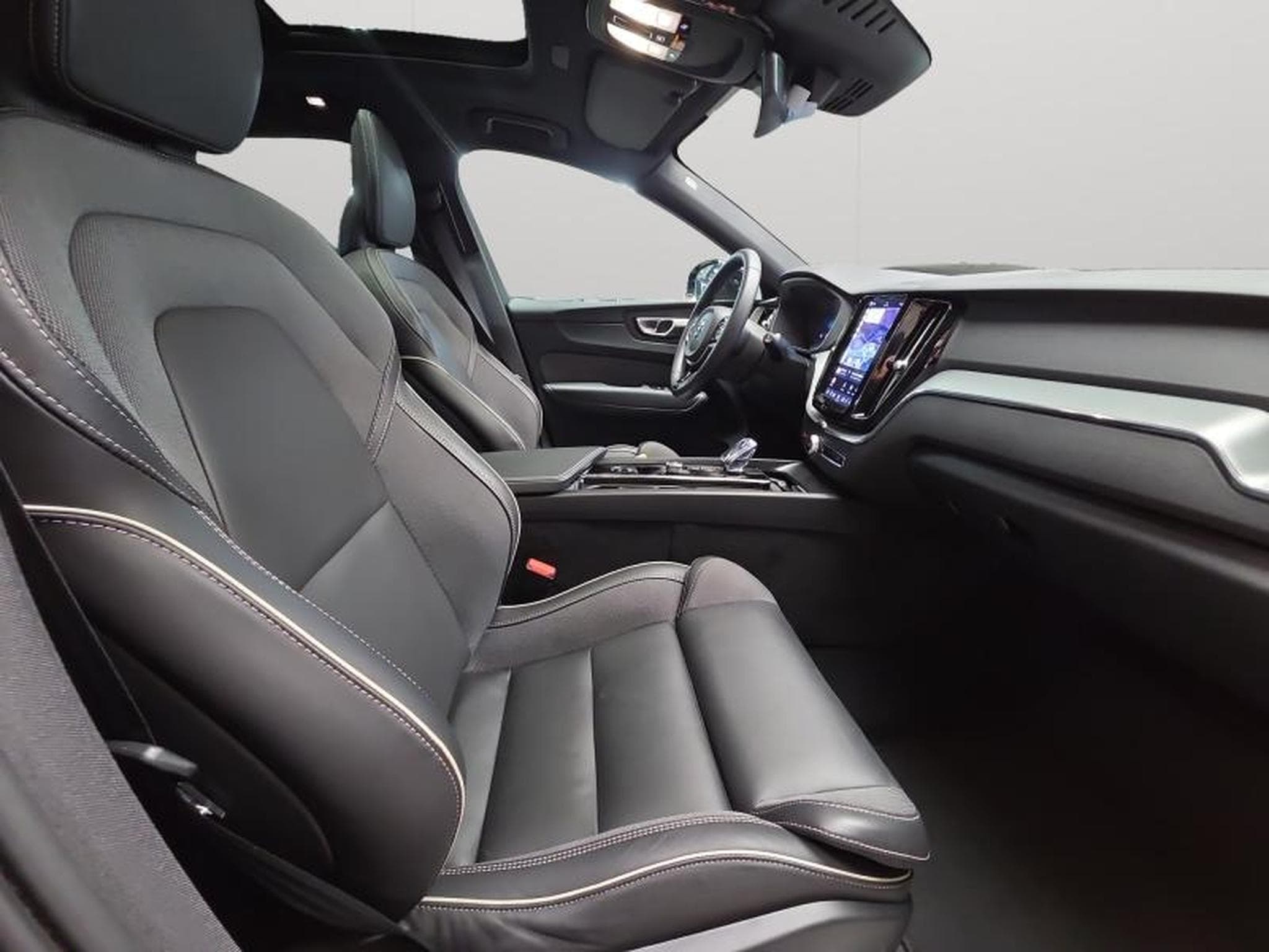 Volvo XC60 B5 AWD Plus Dark / Essence (2025) - Photo 13