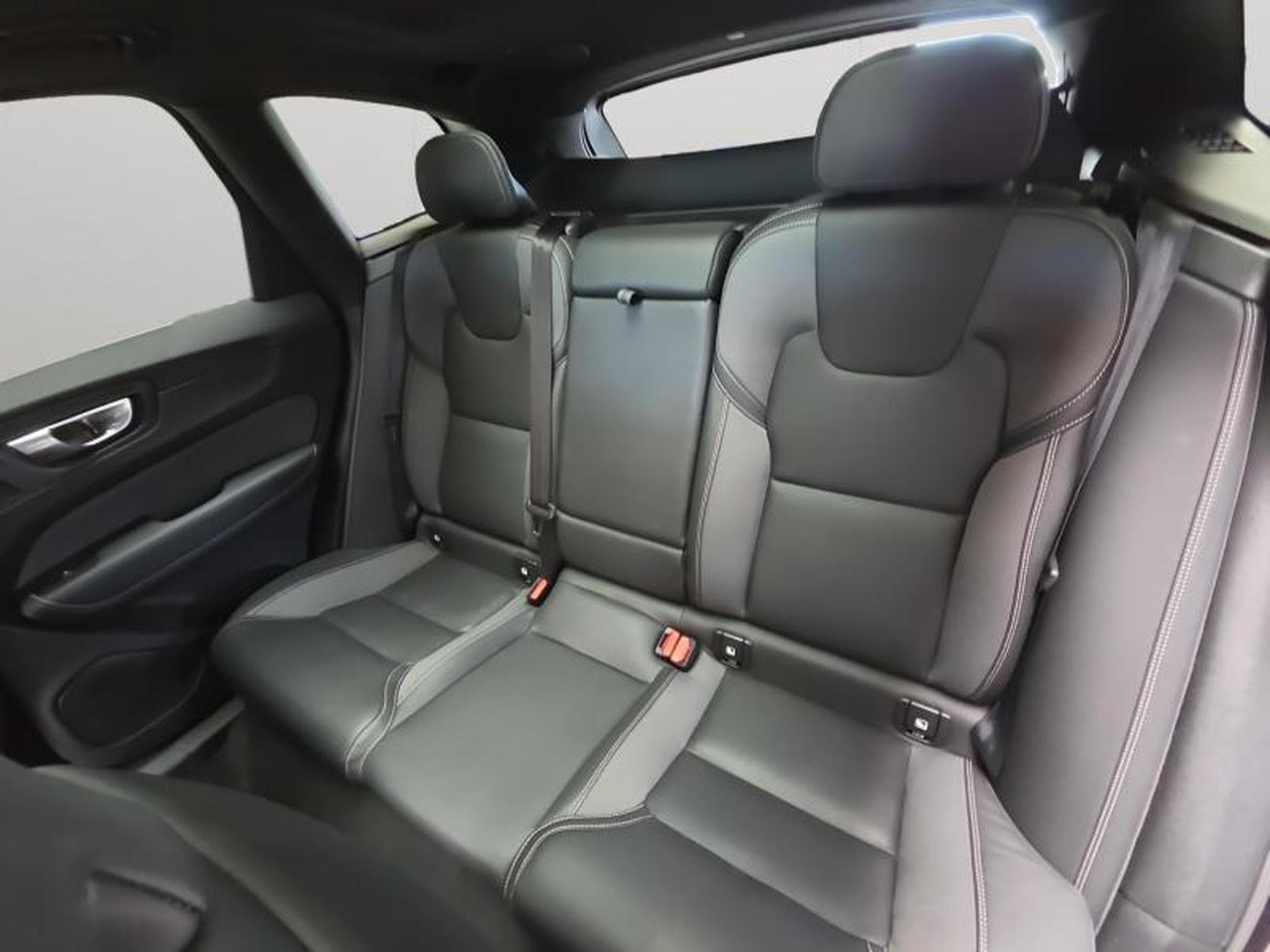 Volvo XC60 B5 AWD Plus Dark / Essence (2025) - Photo 14