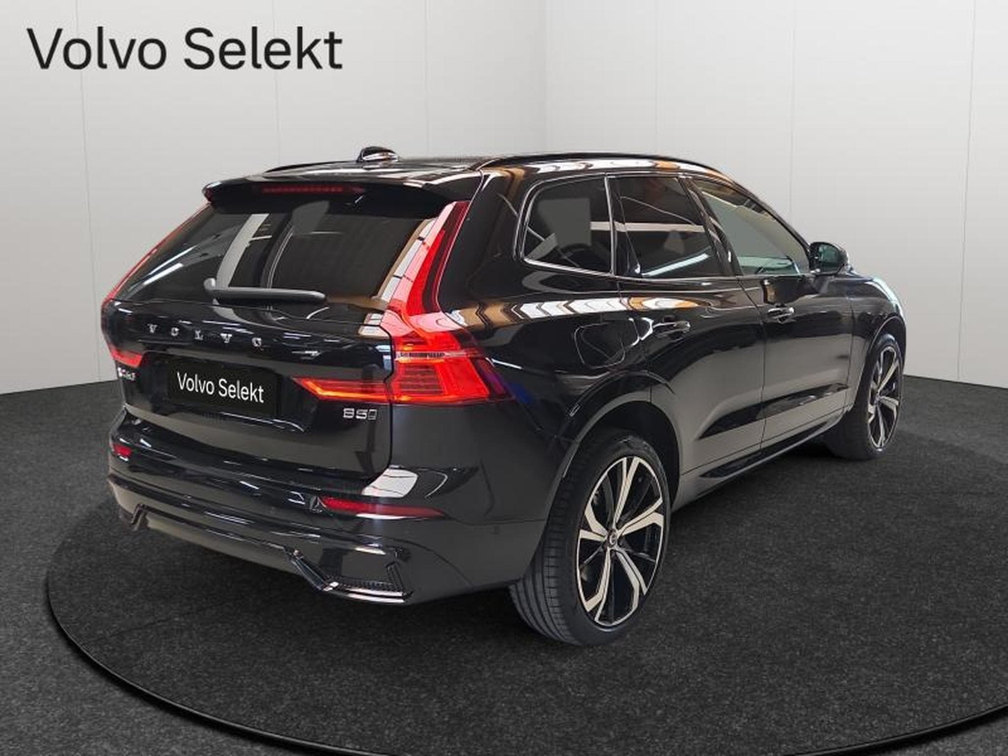 Volvo XC60 B5 AWD Plus Dark / Essence (2025) - Photo 16