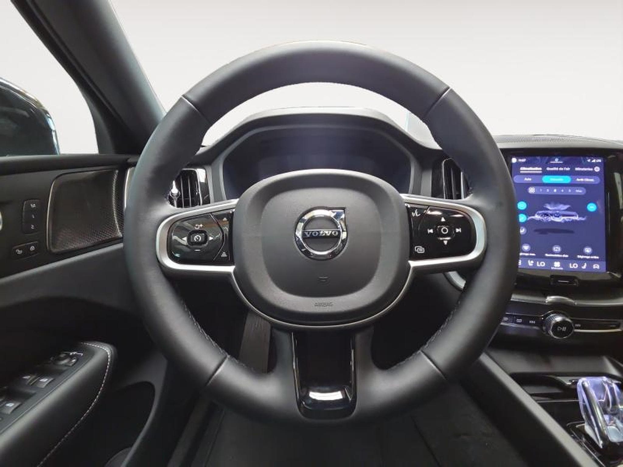 Volvo XC60 B5 AWD Plus Dark / Essence (2025) - Photo 17
