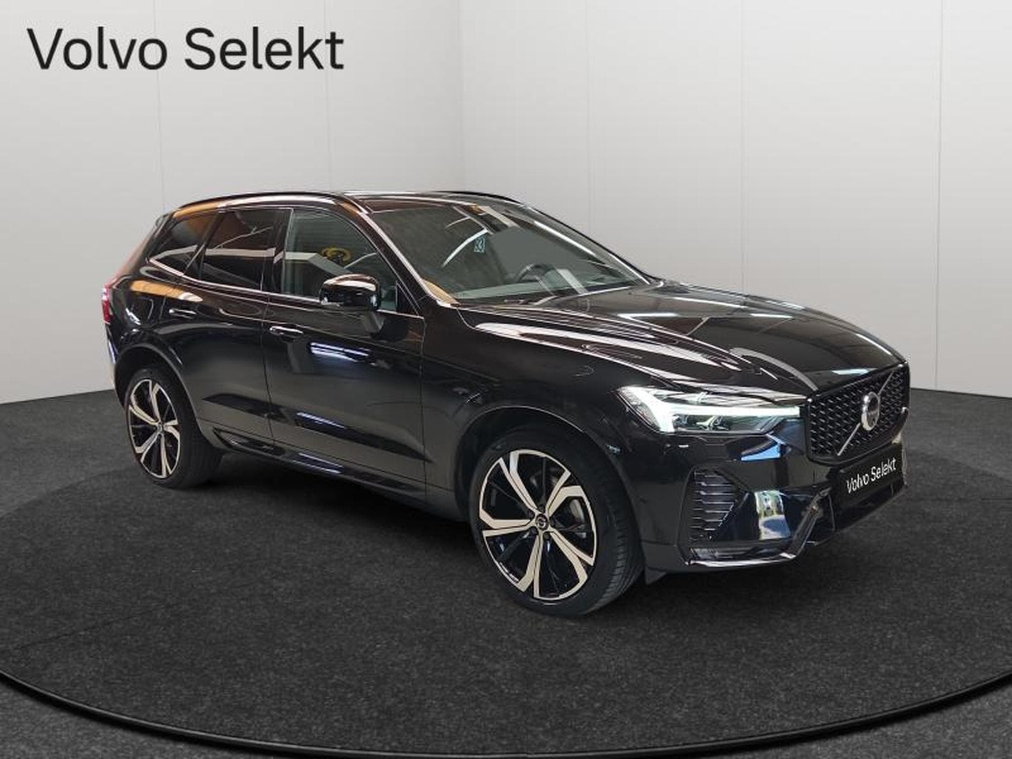 Volvo XC60 B5 AWD Plus Dark / Essence (2025) - Photo 18