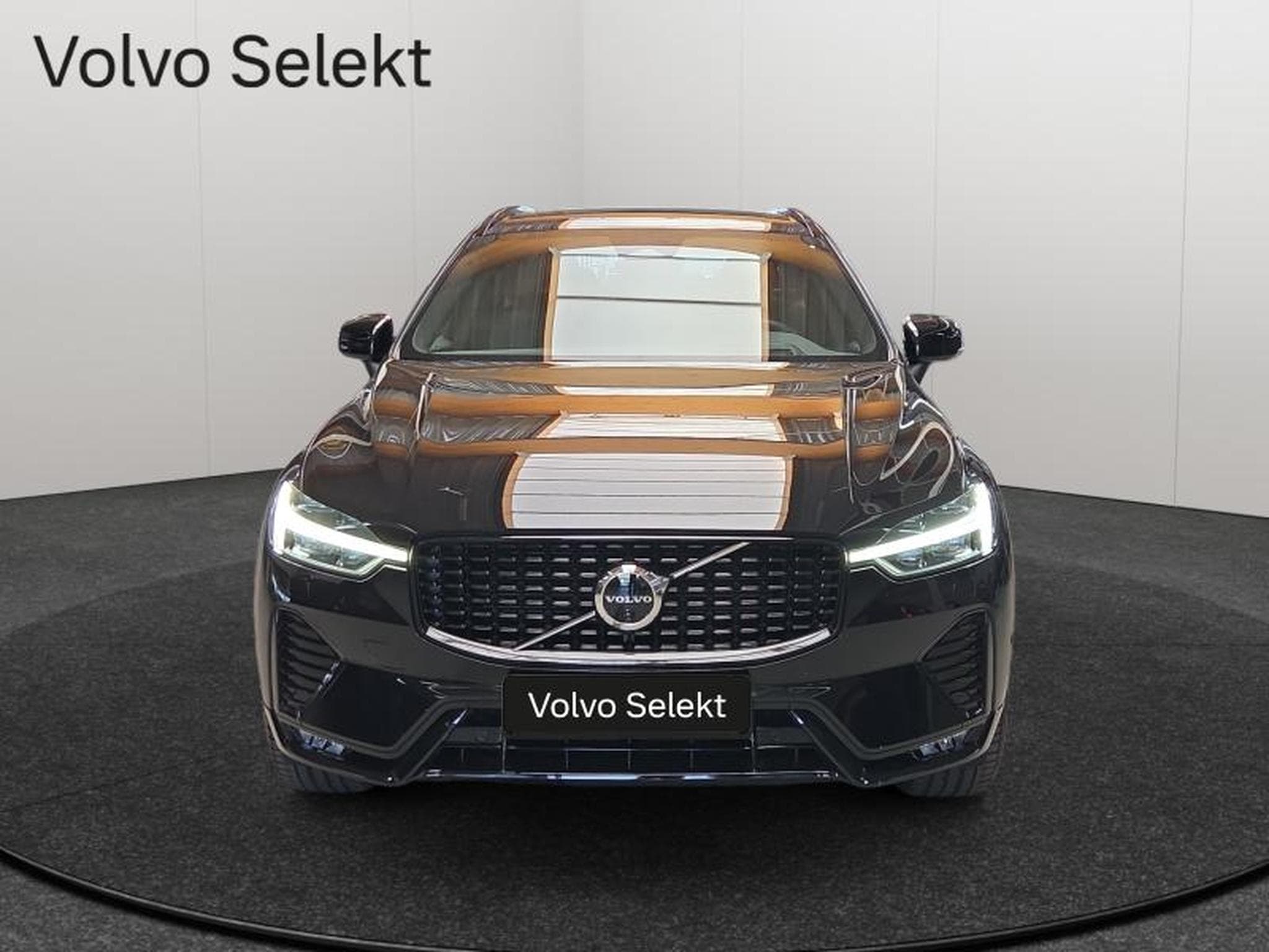Volvo XC60 B5 AWD Plus Dark / Essence (2025) - Photo 2