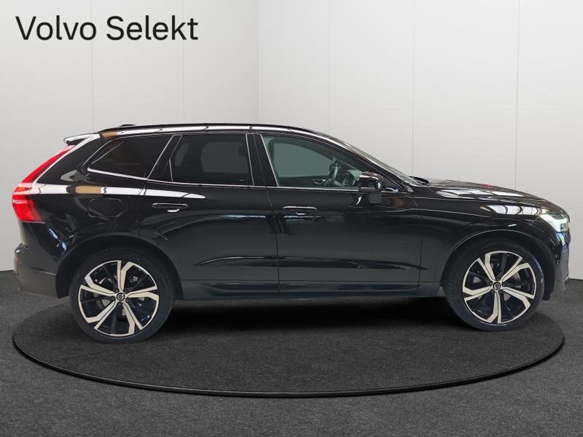 Volvo XC60 B5 AWD Plus Dark / Essence (2025) - Photo 4