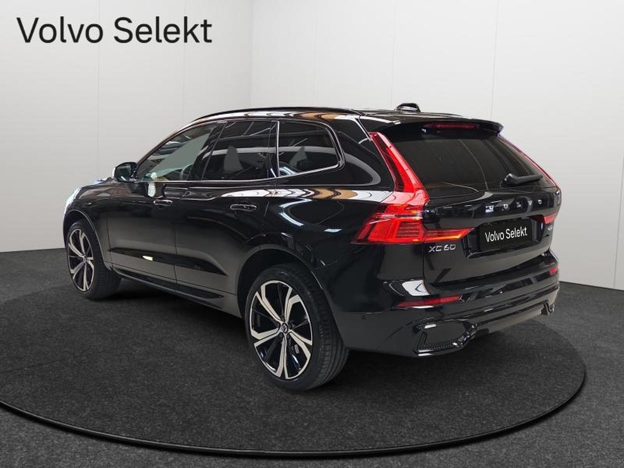 Volvo XC60 B5 AWD Plus Dark / Essence (2025) - Photo 6