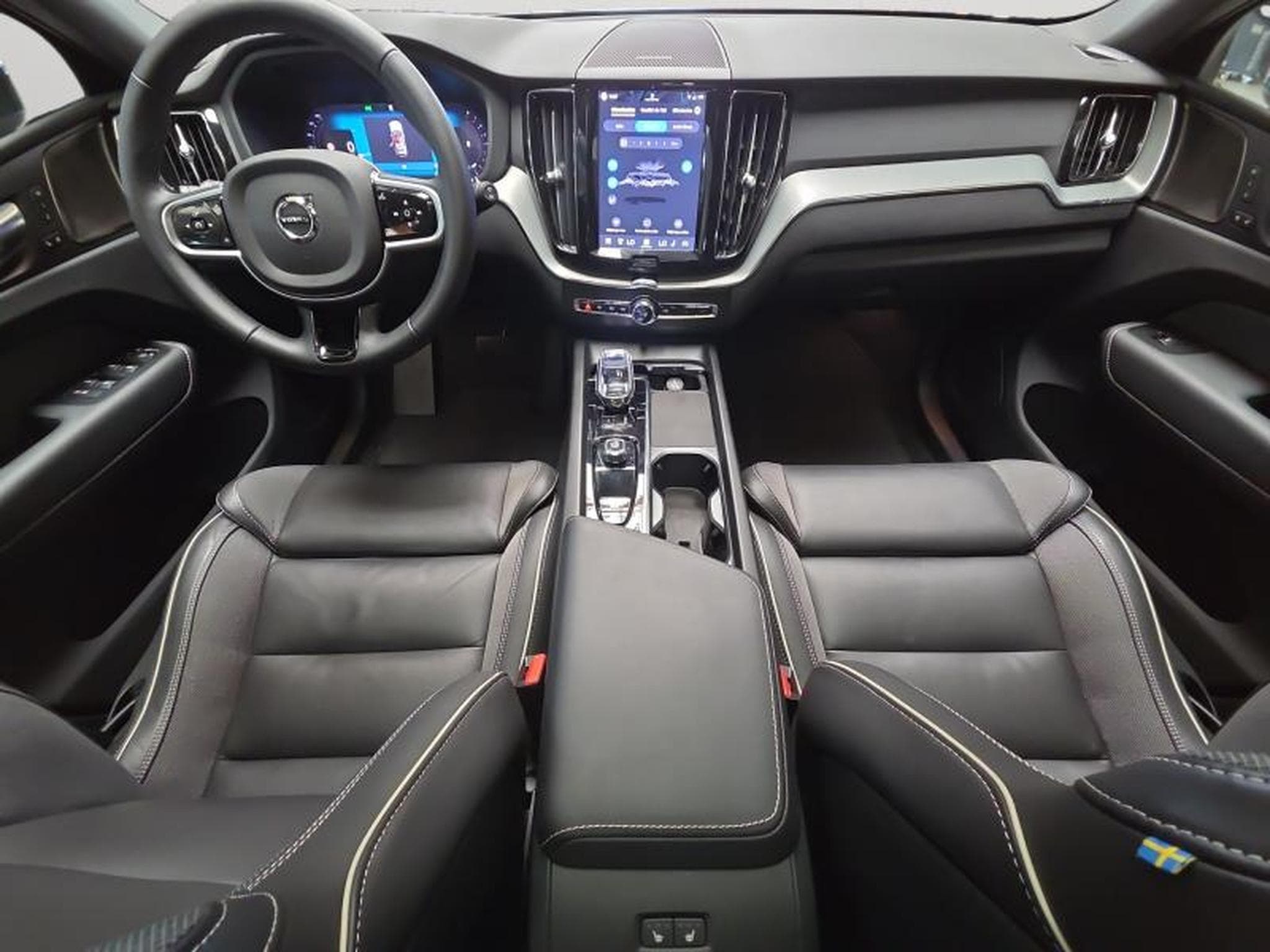 Volvo XC60 B5 AWD Plus Dark / Essence (2025) - Photo 9