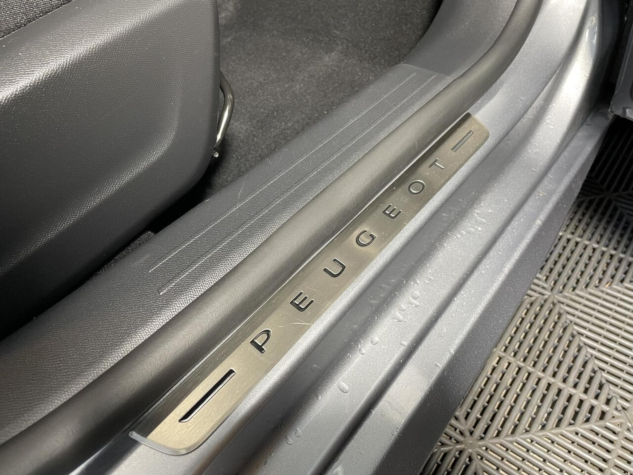 Peugeot 208 1.2 ESSENCE 75 CV STYLE CARPLAY 5P (2023) - Photo 8