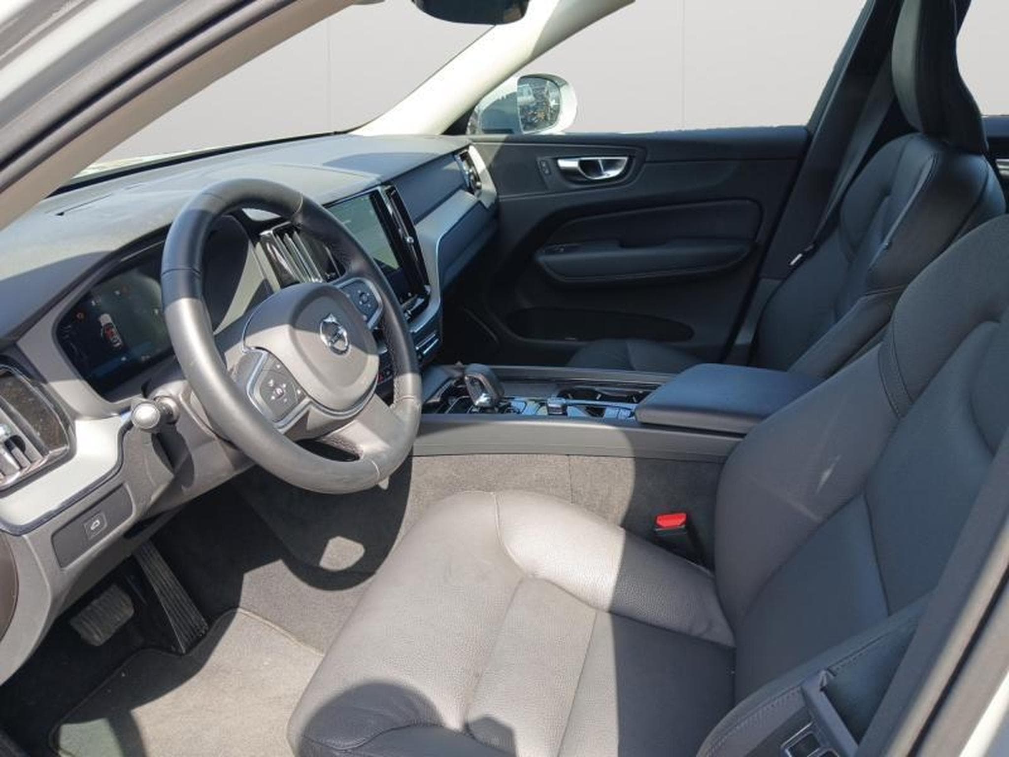 Volvo XC60 B5 Core / Essence (2025) - Photo 10