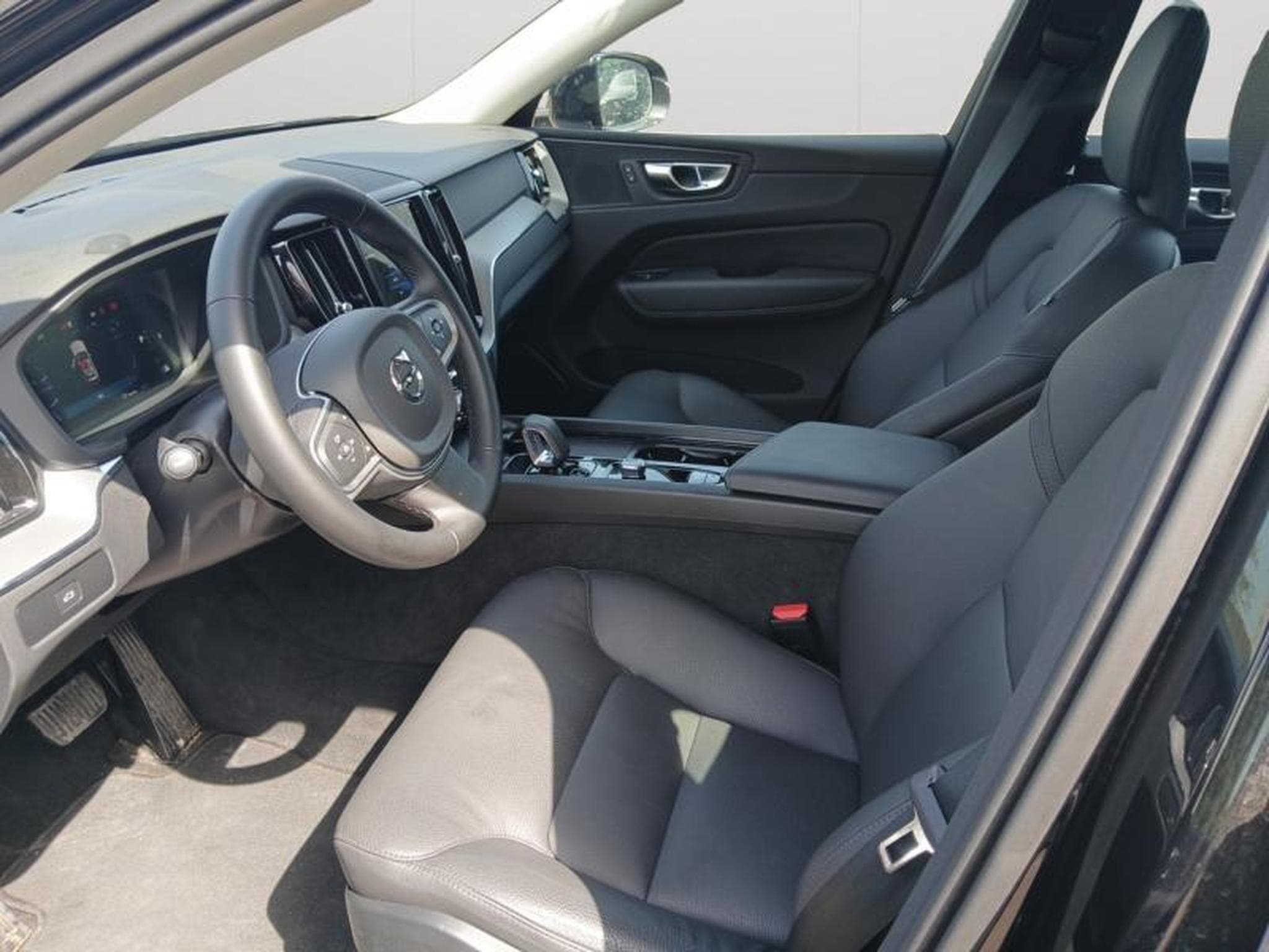 Volvo XC60 B5 Core / Essence (2025) - Photo 9