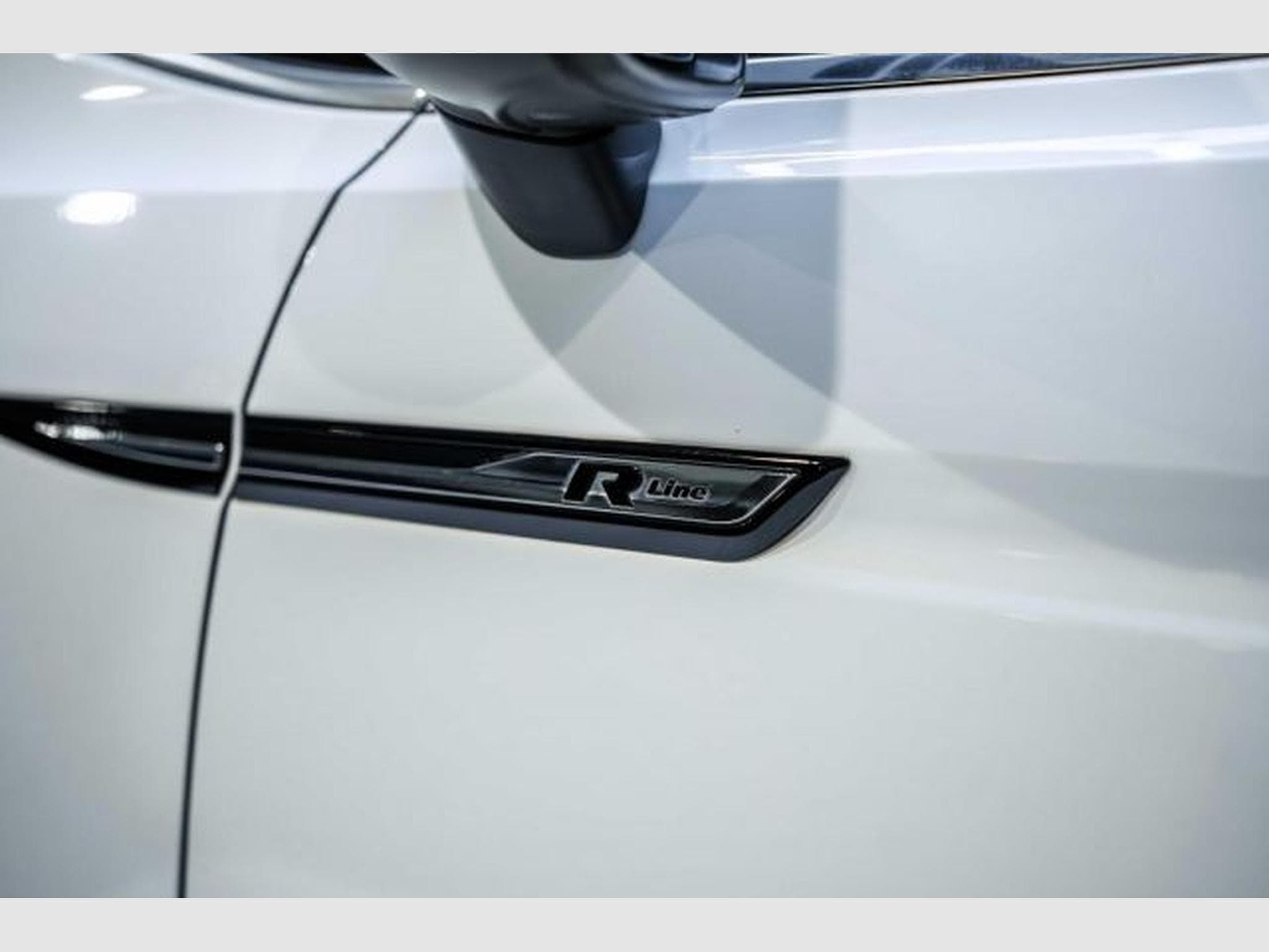 VW Touran Touran 1.5 TSI DSG R-Line NAVI RFK ACC LED PANO (2021) - Photo 10