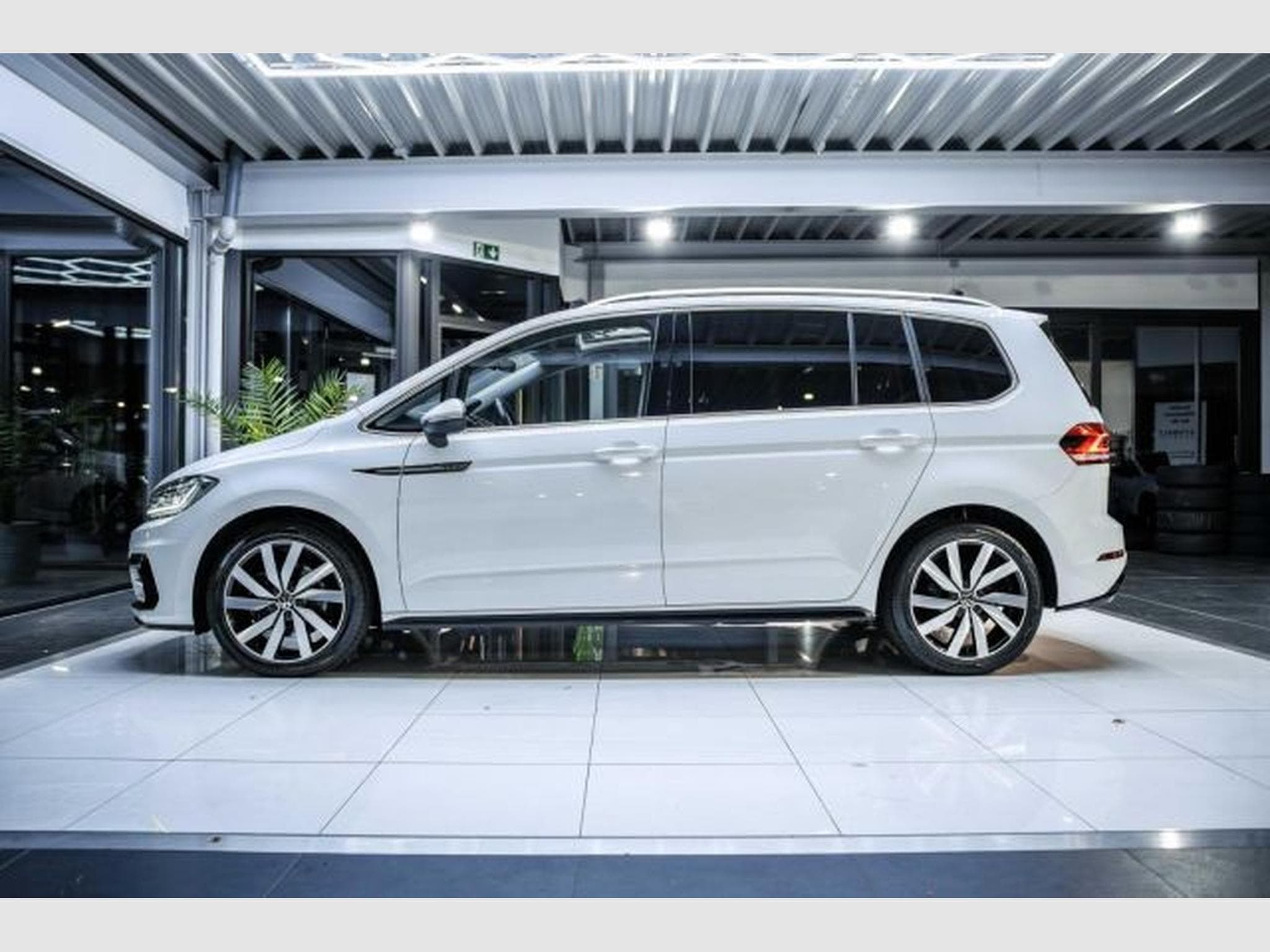 VW Touran Touran 1.5 TSI DSG R-Line NAVI RFK ACC LED PANO (2021) - Photo 11