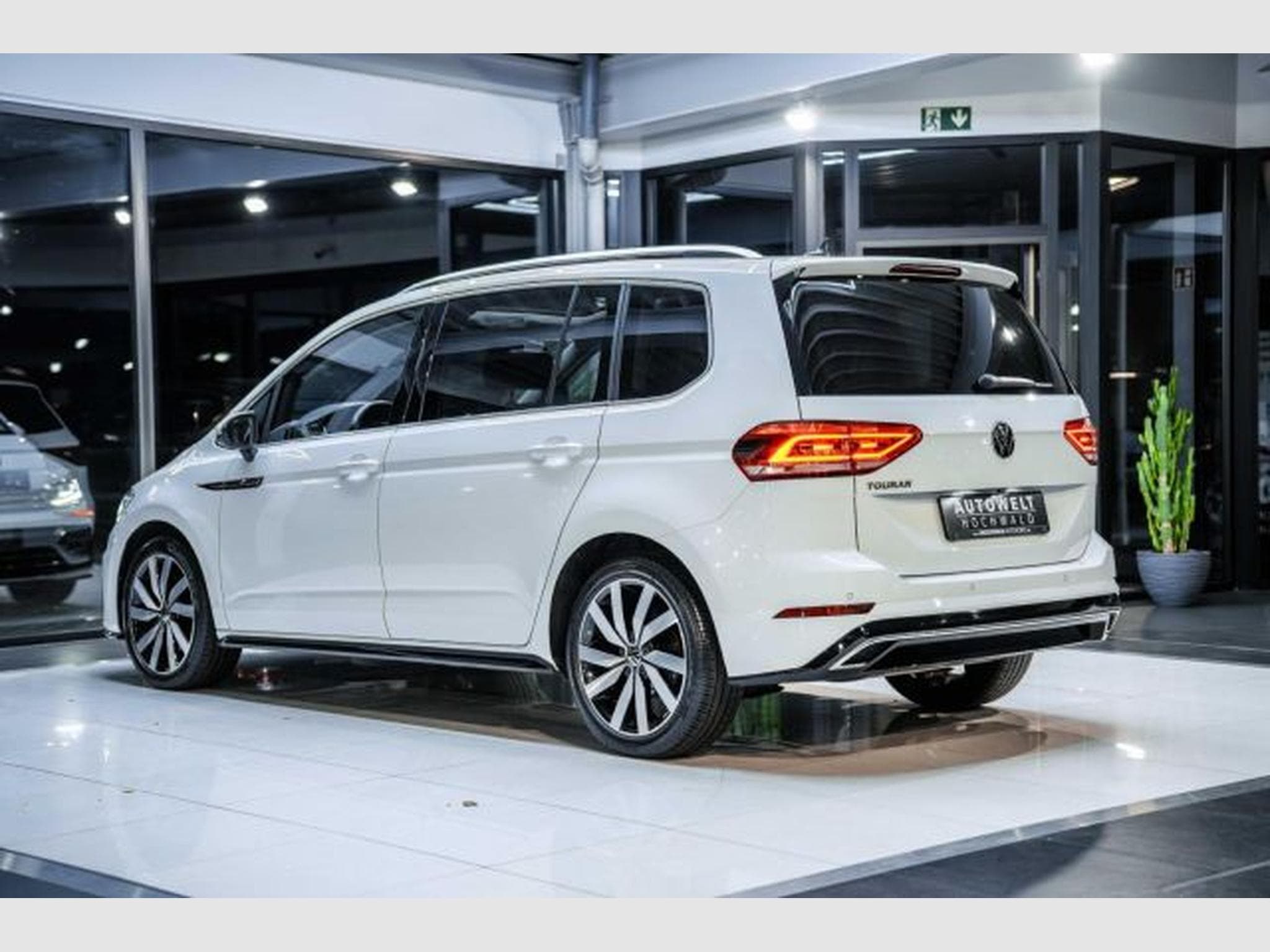 VW Touran Touran 1.5 TSI DSG R-Line NAVI RFK ACC LED PANO (2021) - Photo 12