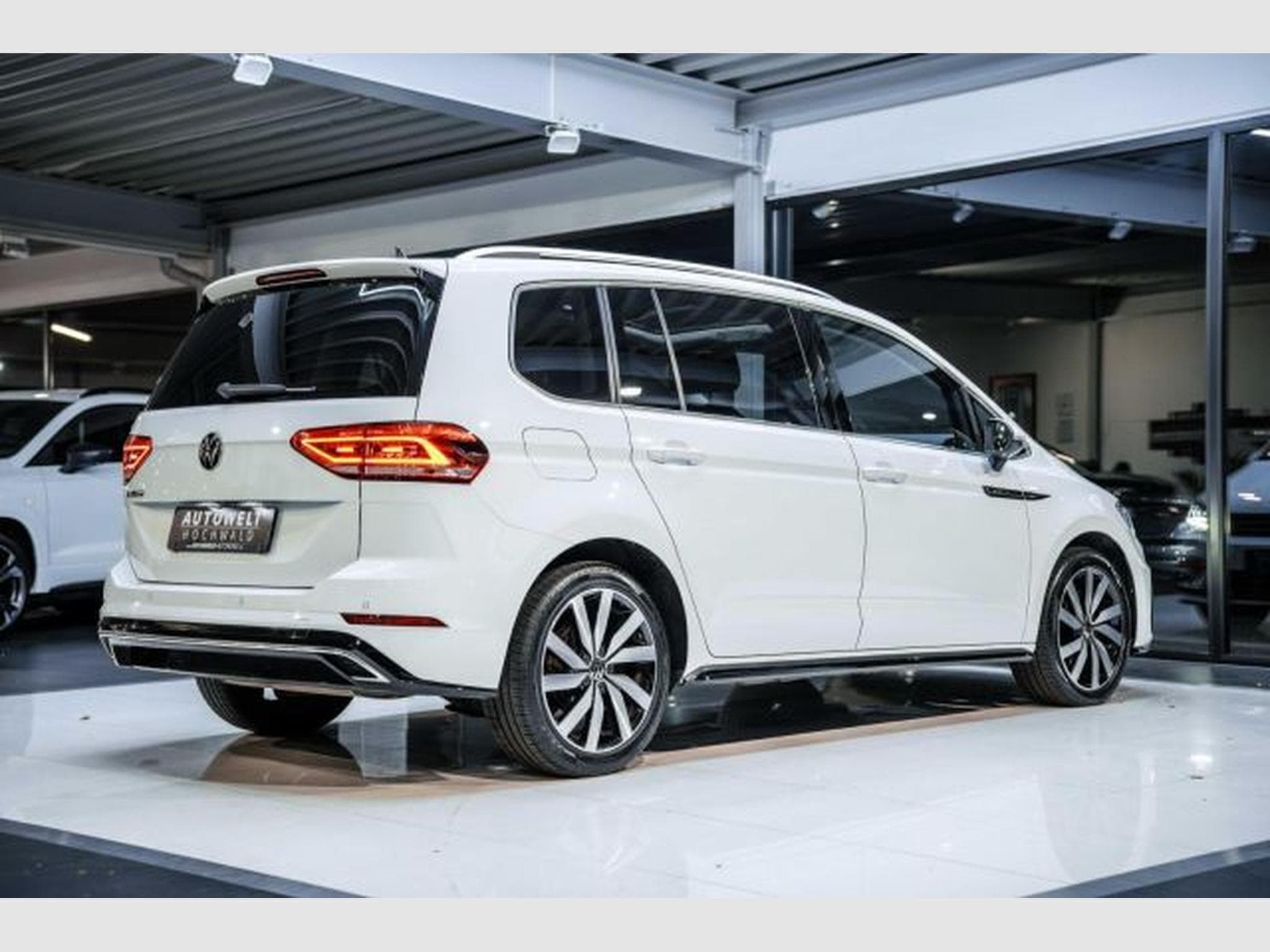VW Touran Touran 1.5 TSI DSG R-Line NAVI RFK ACC LED PANO (2021) - Photo 14