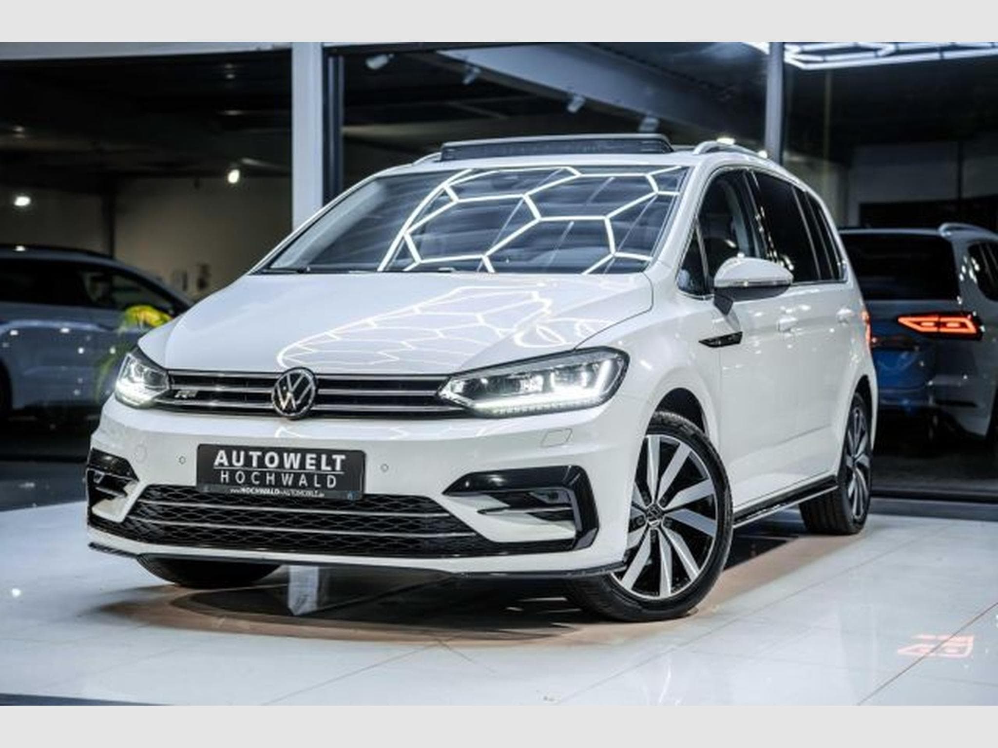 VW Touran Touran 1.5 TSI DSG R-Line NAVI RFK ACC LED PANO (2021) - Photo 2