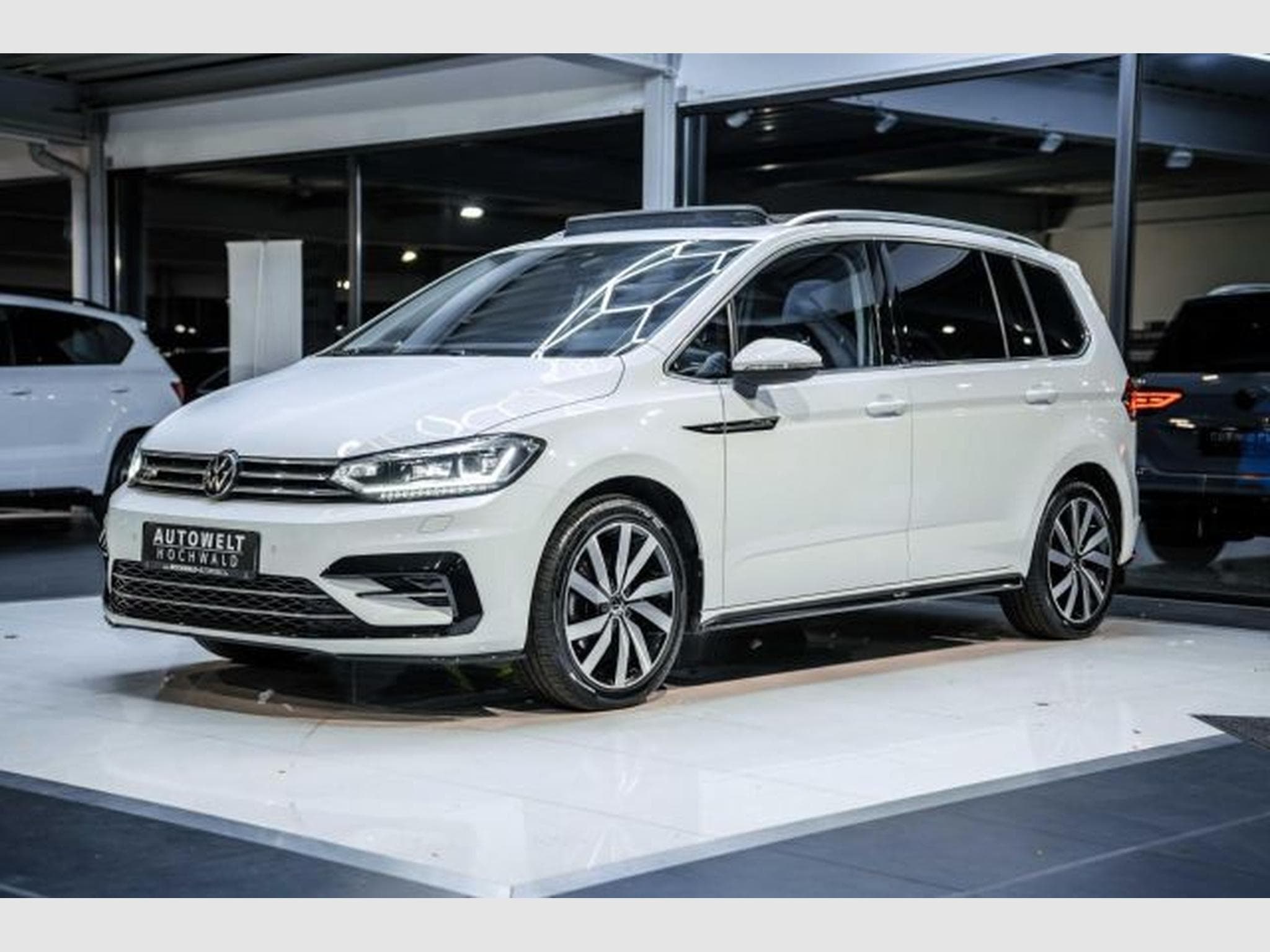 VW Touran Touran 1.5 TSI DSG R-Line NAVI RFK ACC LED PANO (2021) - Photo 4