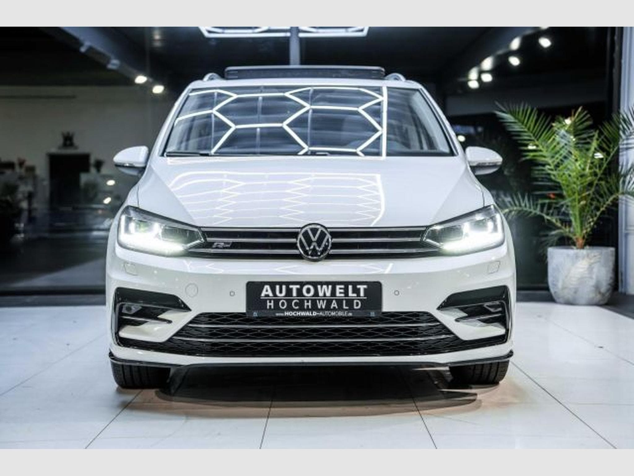 VW Touran Touran 1.5 TSI DSG R-Line NAVI RFK ACC LED PANO (2021) - Photo 5