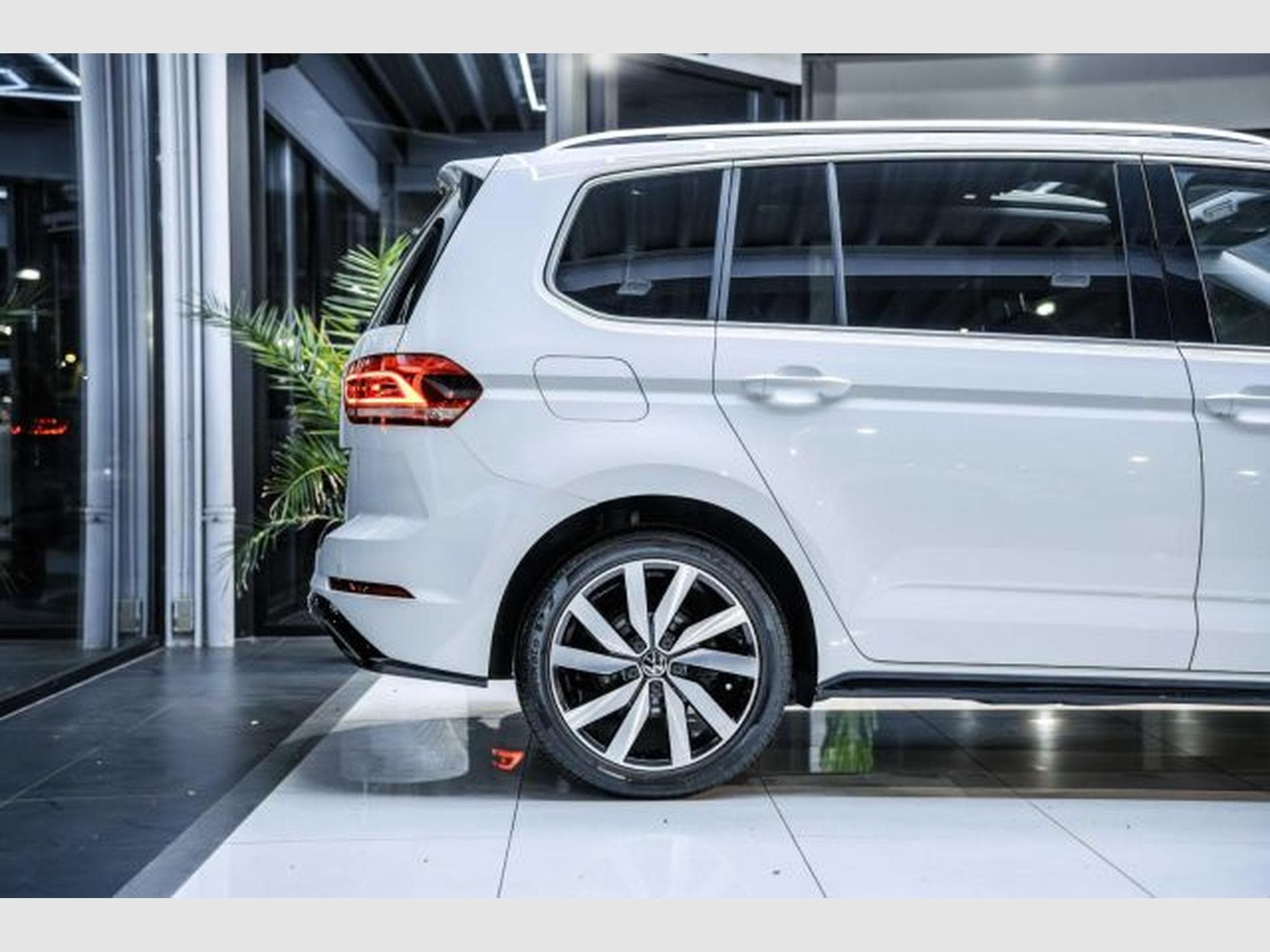 VW Touran Touran 1.5 TSI DSG R-Line NAVI RFK ACC LED PANO (2021) - Photo 8