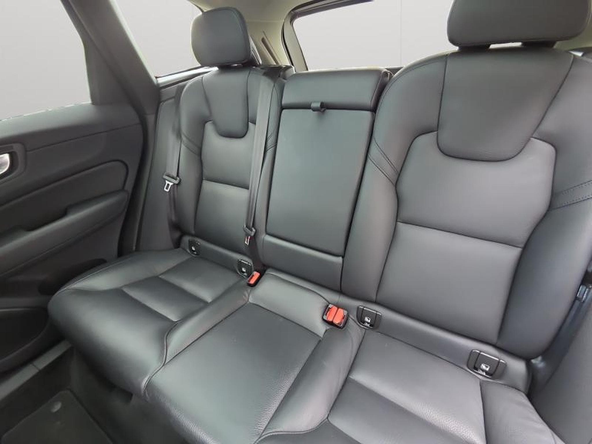 Volvo XC60 B4 Plus Dark / Essence (2024) - Photo 13