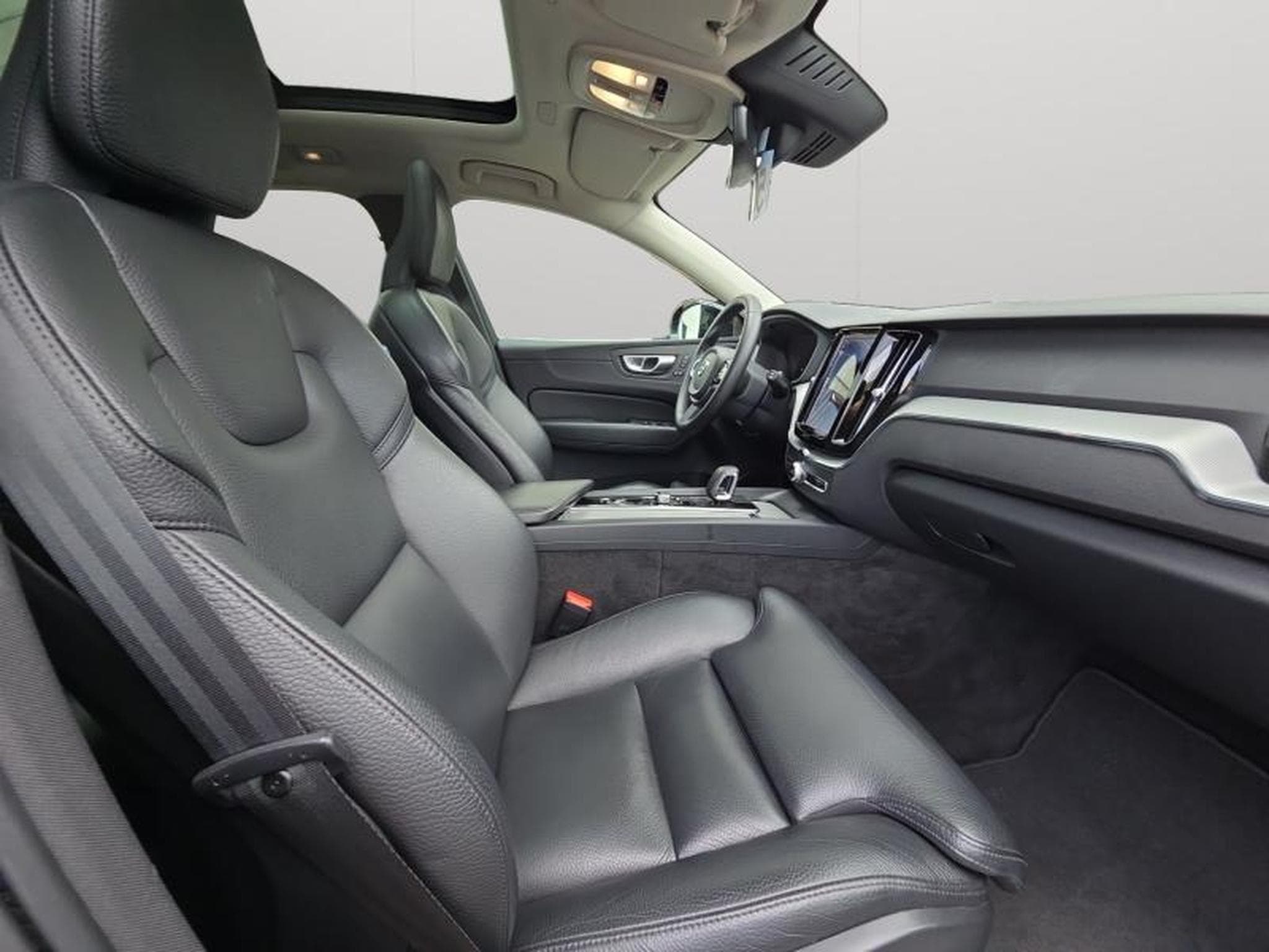 Volvo XC60 B4 Plus Dark / Essence (2024) - Photo 15