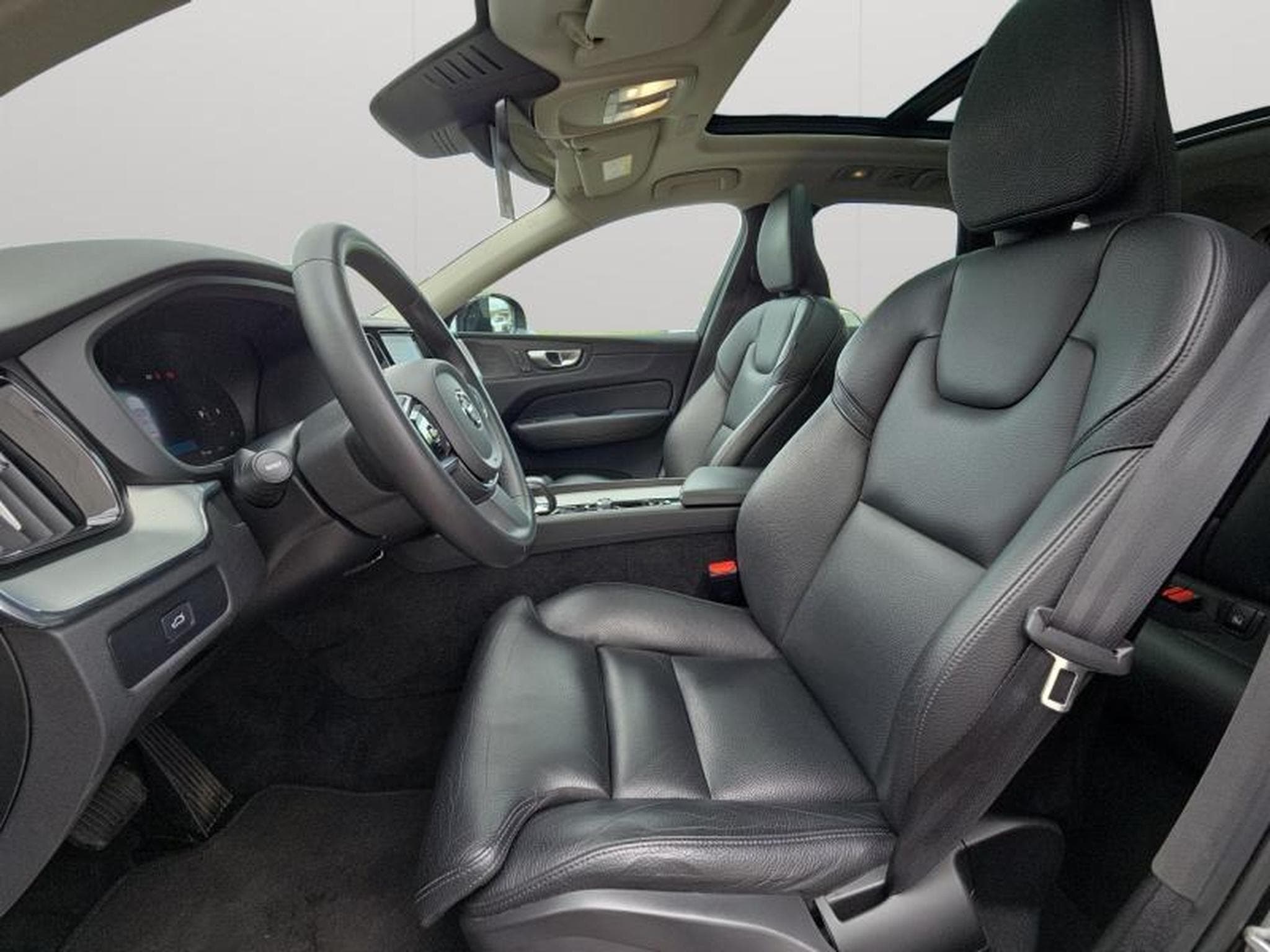 Volvo XC60 B4 Plus Dark / Essence (2024) - Photo 9