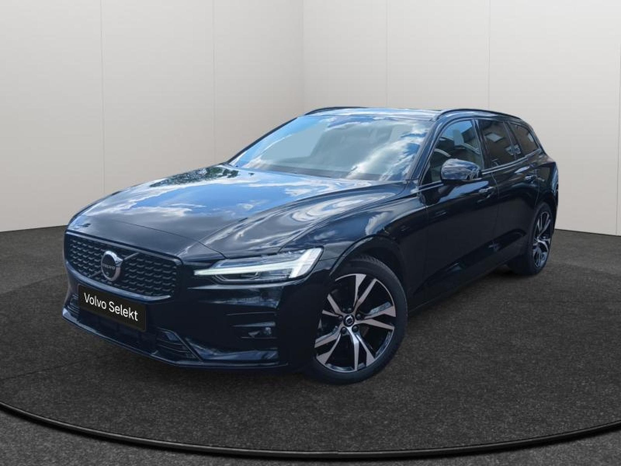 Volvo V60 B4 Plus Dark / Essence (2025) - Photo 1
