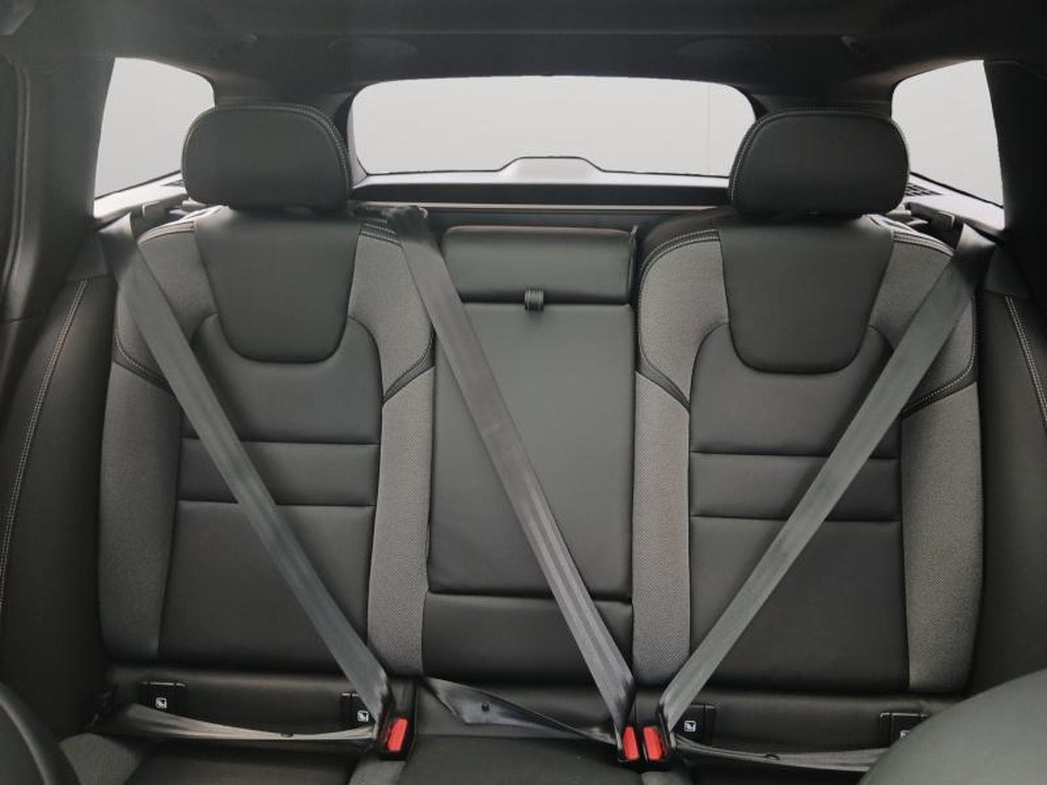 Volvo V60 B4 Plus Dark / Essence (2025) - Photo 13