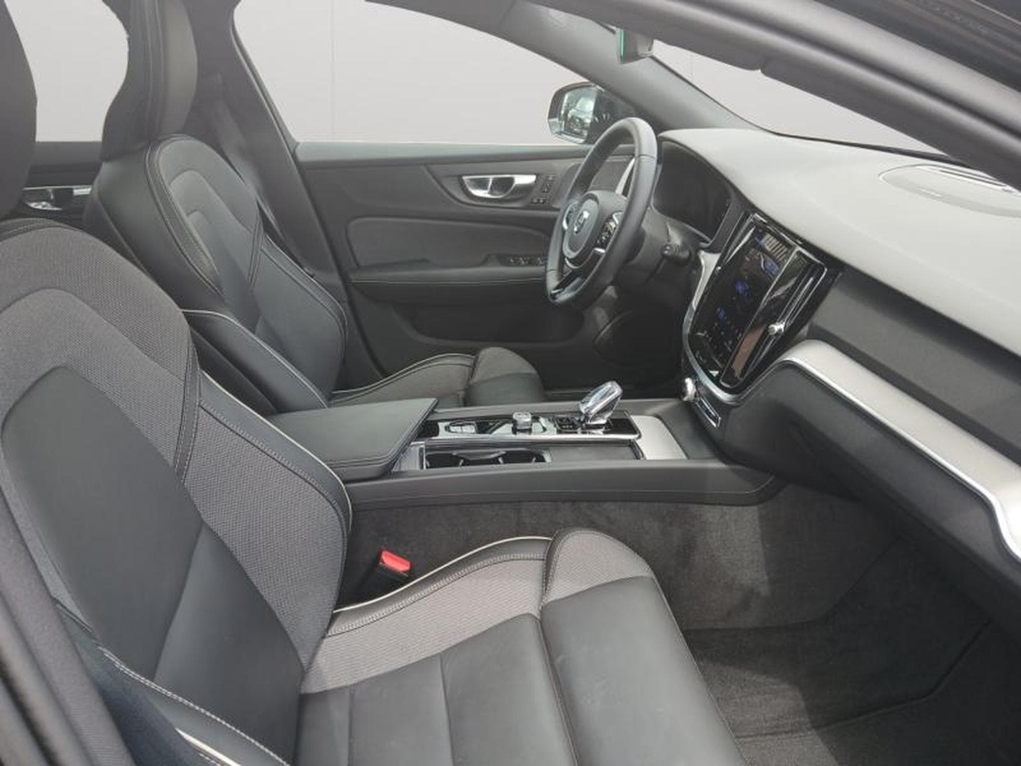 Volvo V60 B4 Plus Dark / Essence (2025) - Photo 15