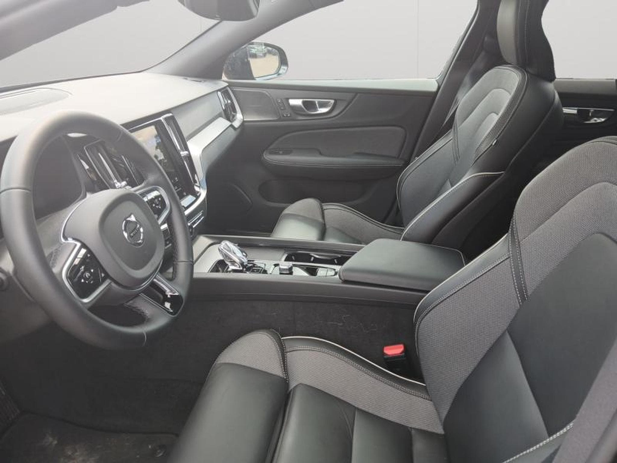 Volvo V60 B4 Plus Dark / Essence (2025) - Photo 9