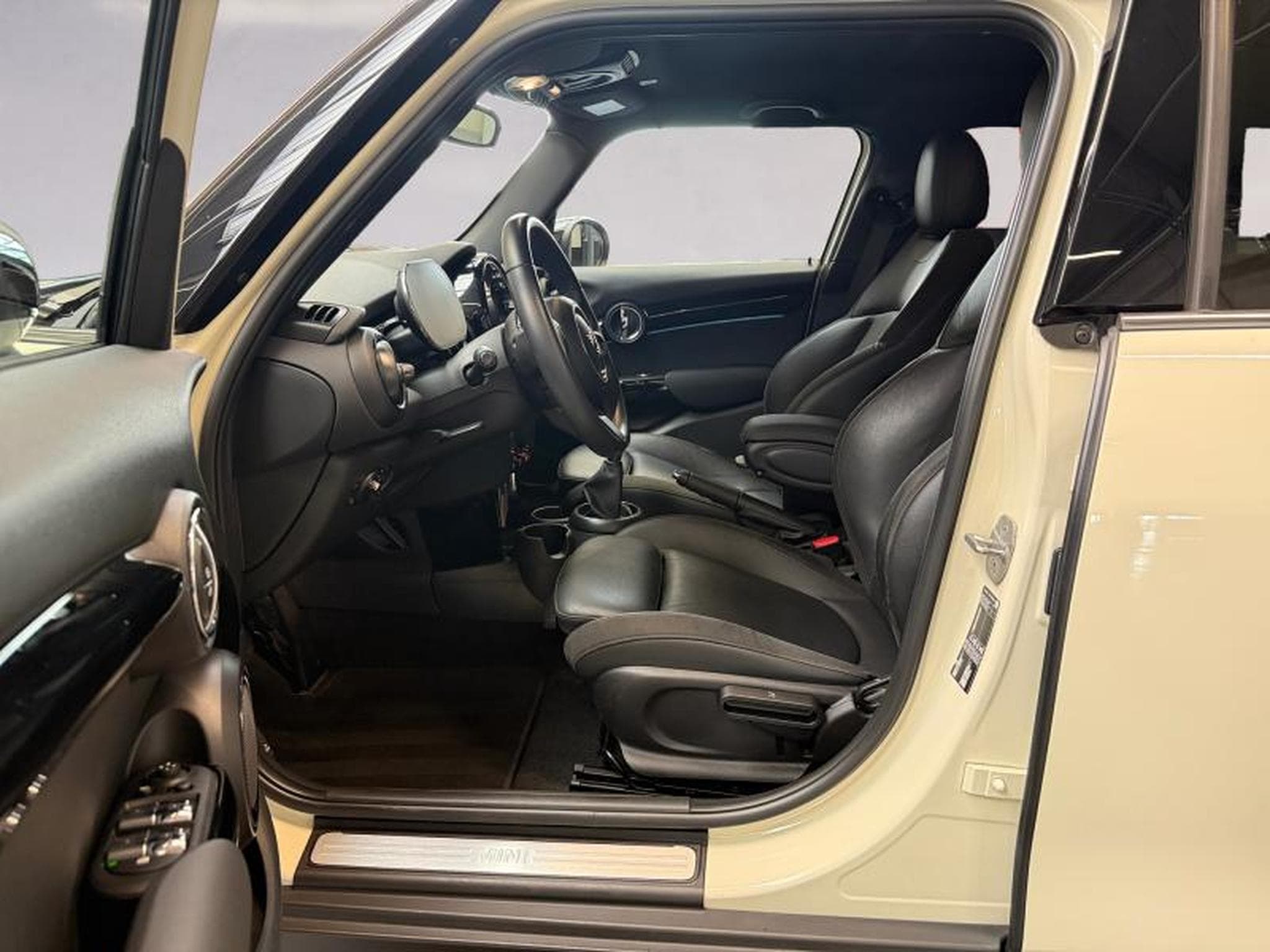 MINI Cooper Cooper Hatch 5 portes (2022) - Photo 11