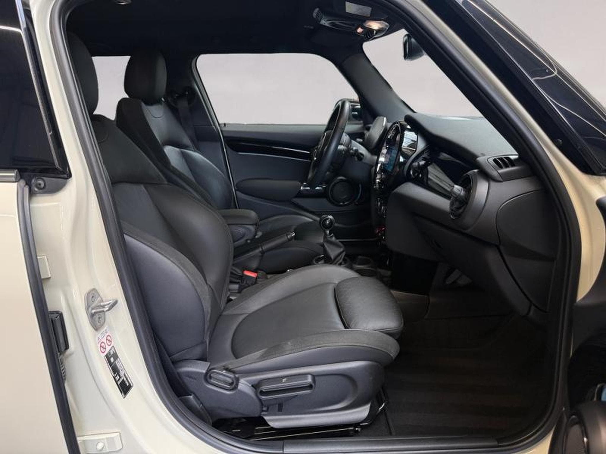 MINI Cooper Cooper Hatch 5 portes (2022) - Photo 13