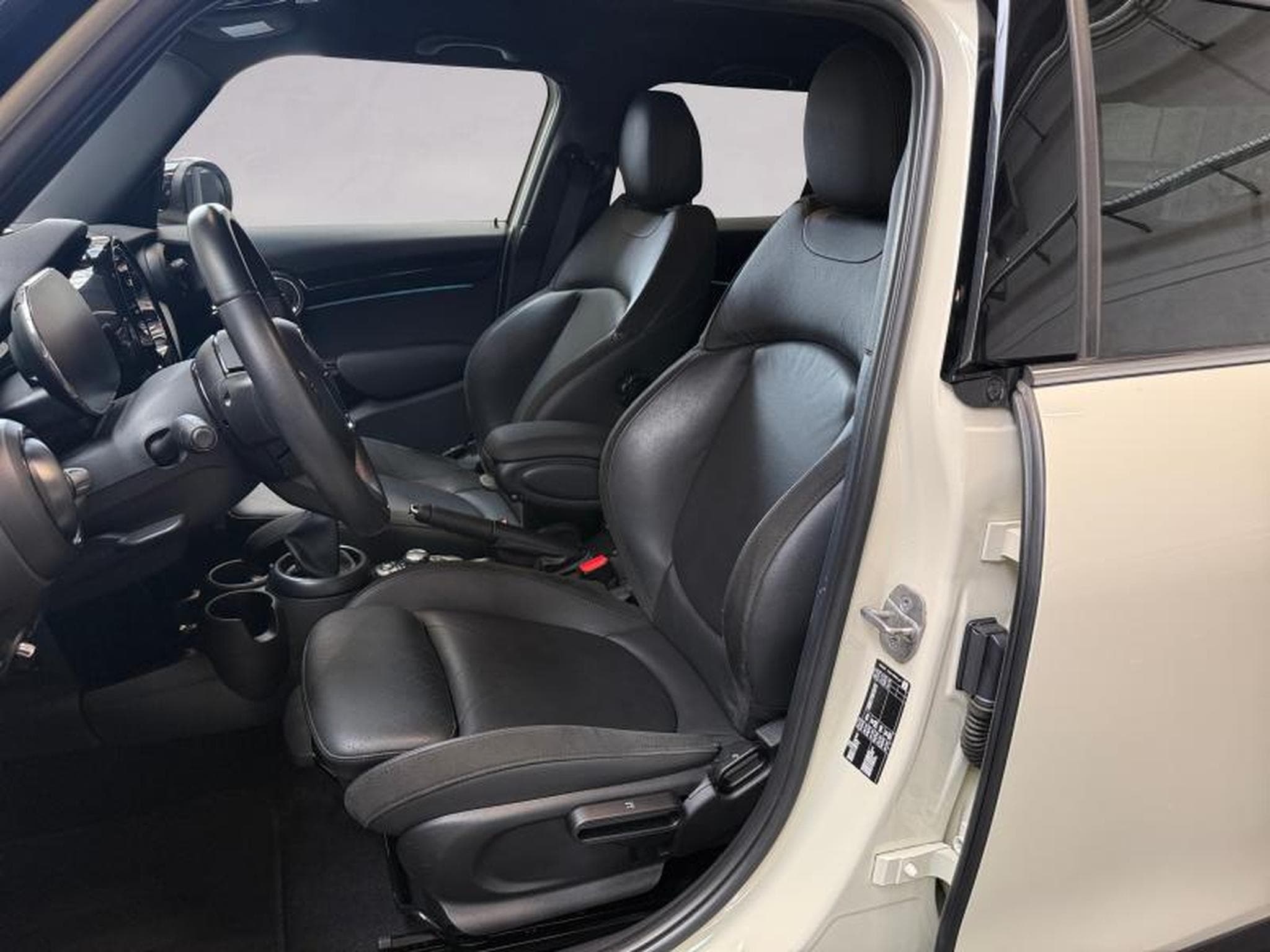 MINI Cooper Cooper Hatch 5 portes (2022) - Photo 8