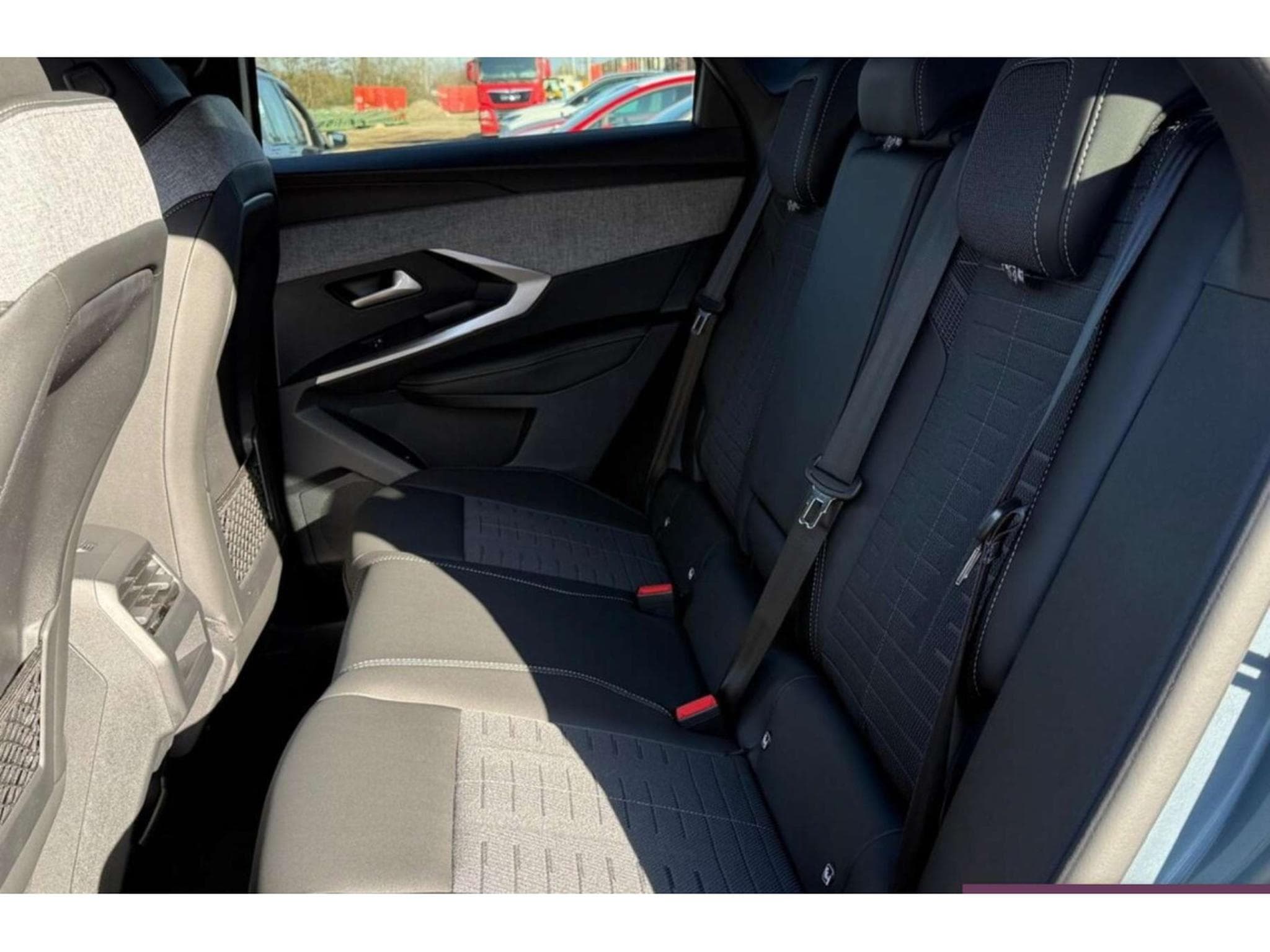 Peugeot 3008 Hybrid 145 e-DSC6 GT (2025) - Photo 11