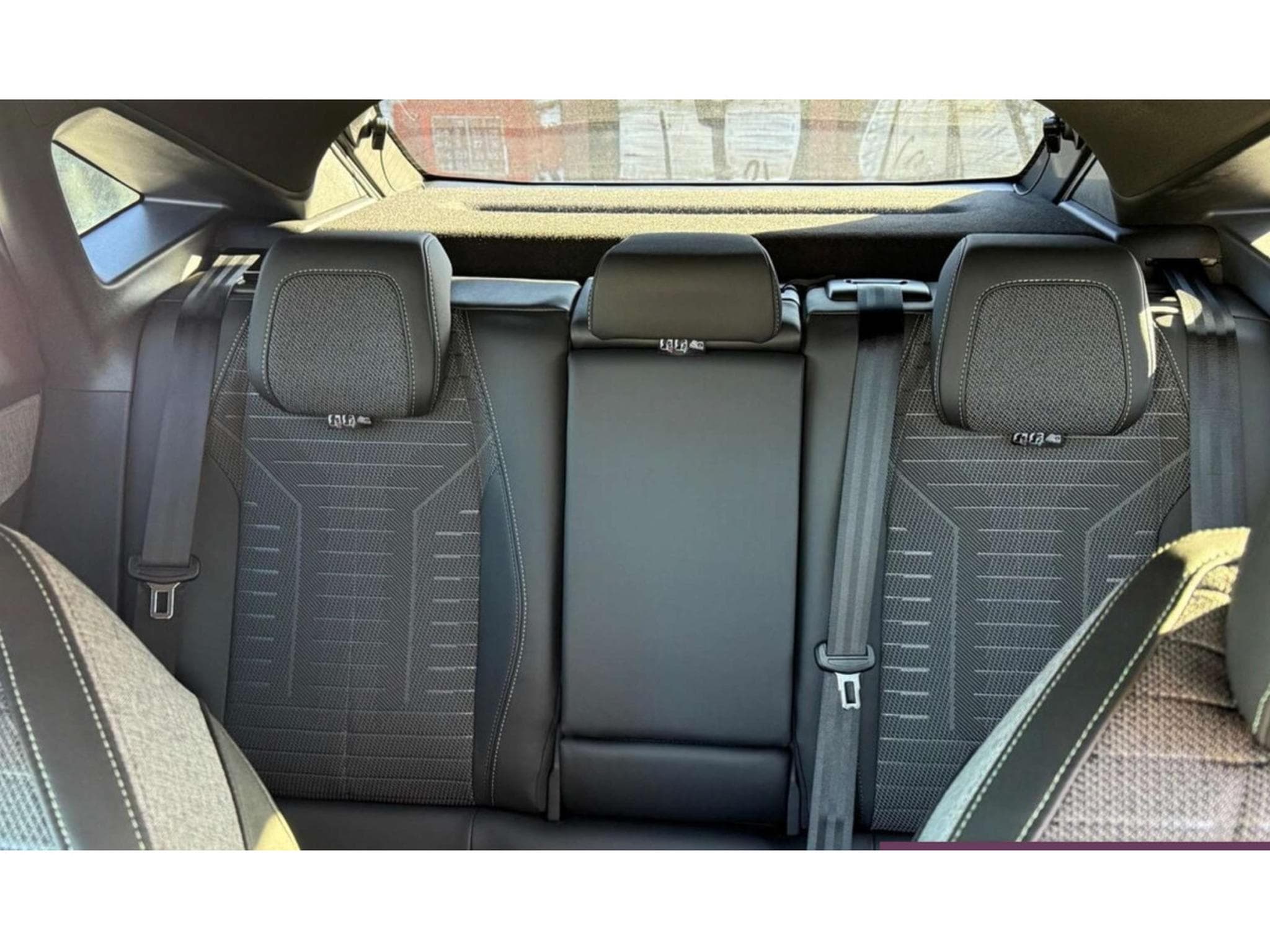 Peugeot 3008 Hybrid 145 e-DSC6 GT (2025) - Photo 12