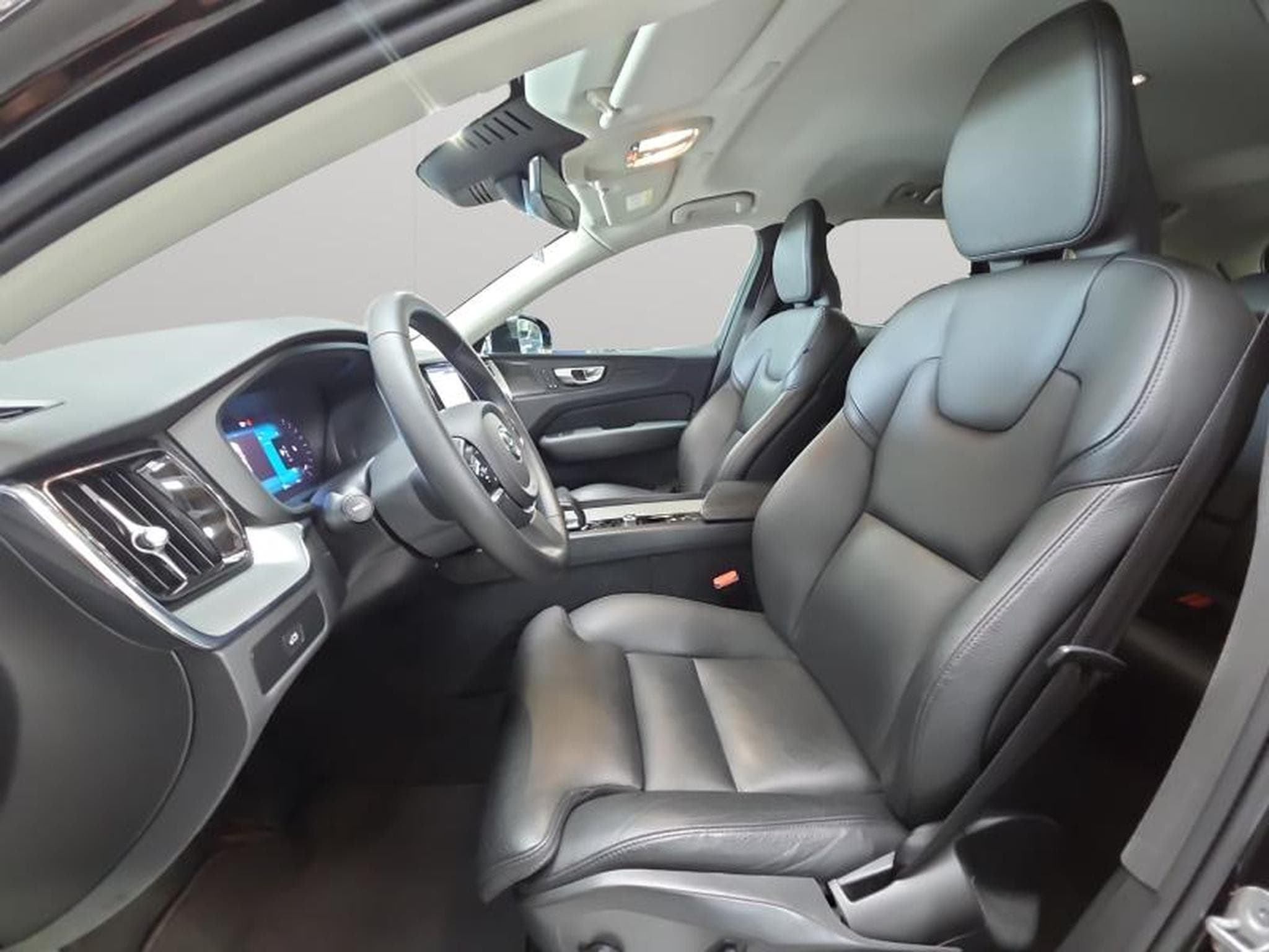 Volvo XC60 B4 Plus Dark / Essence (2023) - Photo 11
