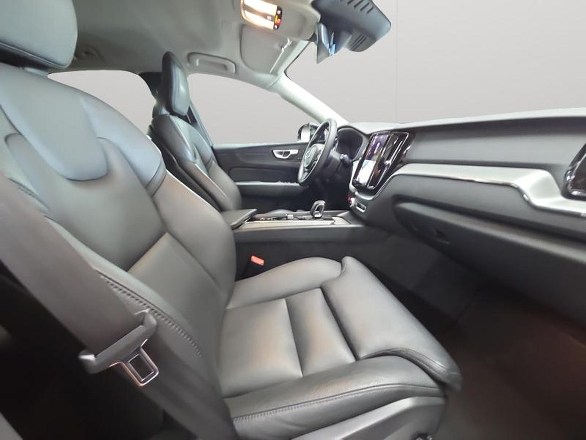 Volvo XC60 B4 Plus Dark / Essence (2023) - Photo 13