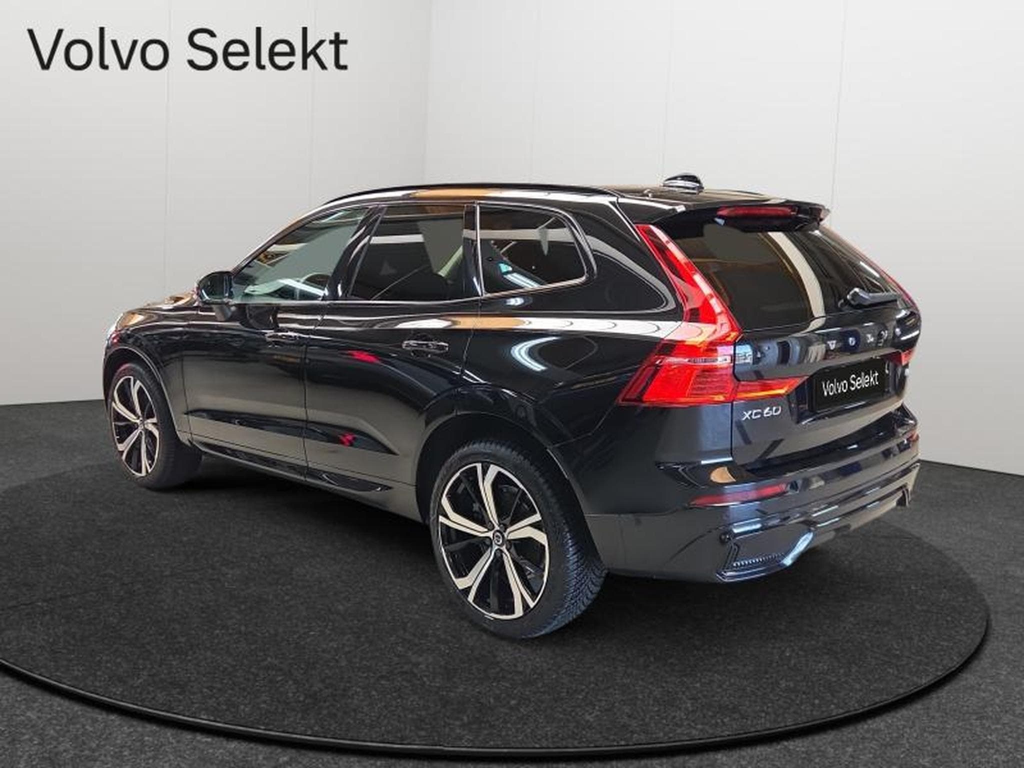 Volvo XC60 B4 Plus Dark / Essence (2023) - Photo 6