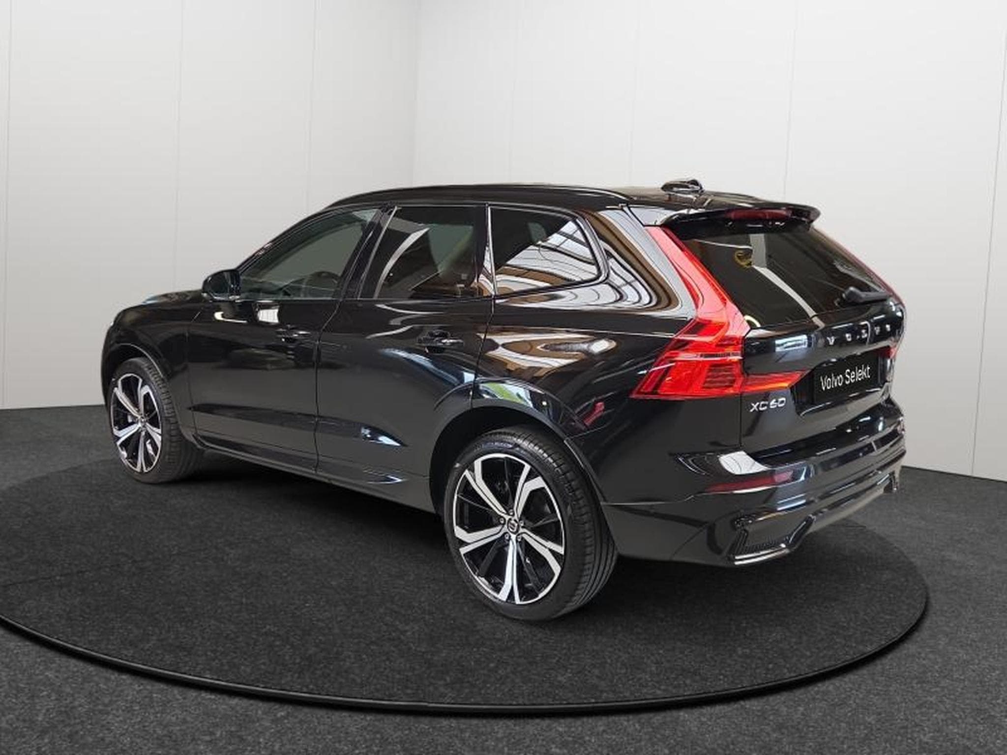 Volvo XC60 B4 Plus Dark / Essence (2024) - Photo 3