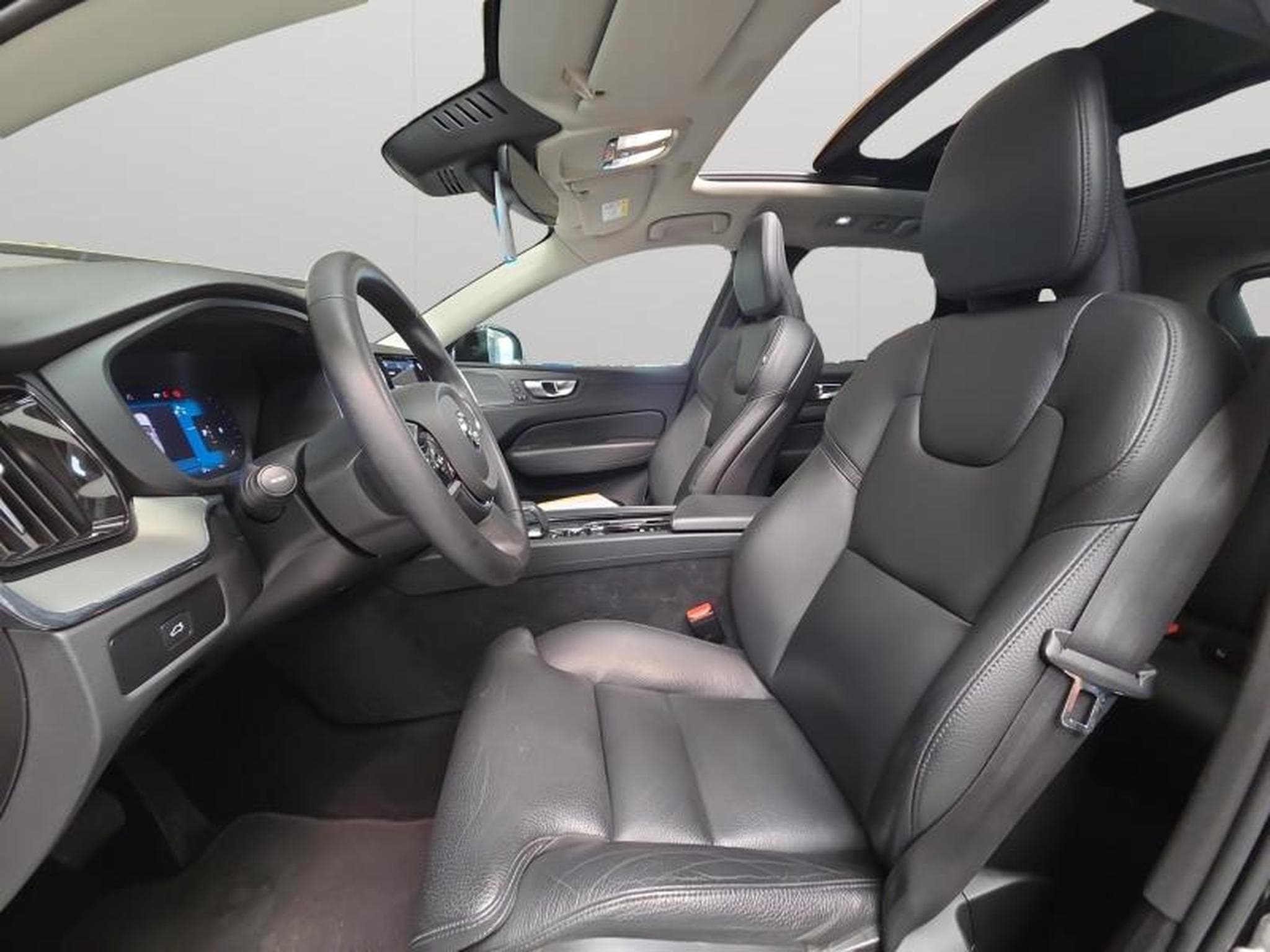 Volvo XC60 B4 Plus Dark / Essence (2024) - Photo 9
