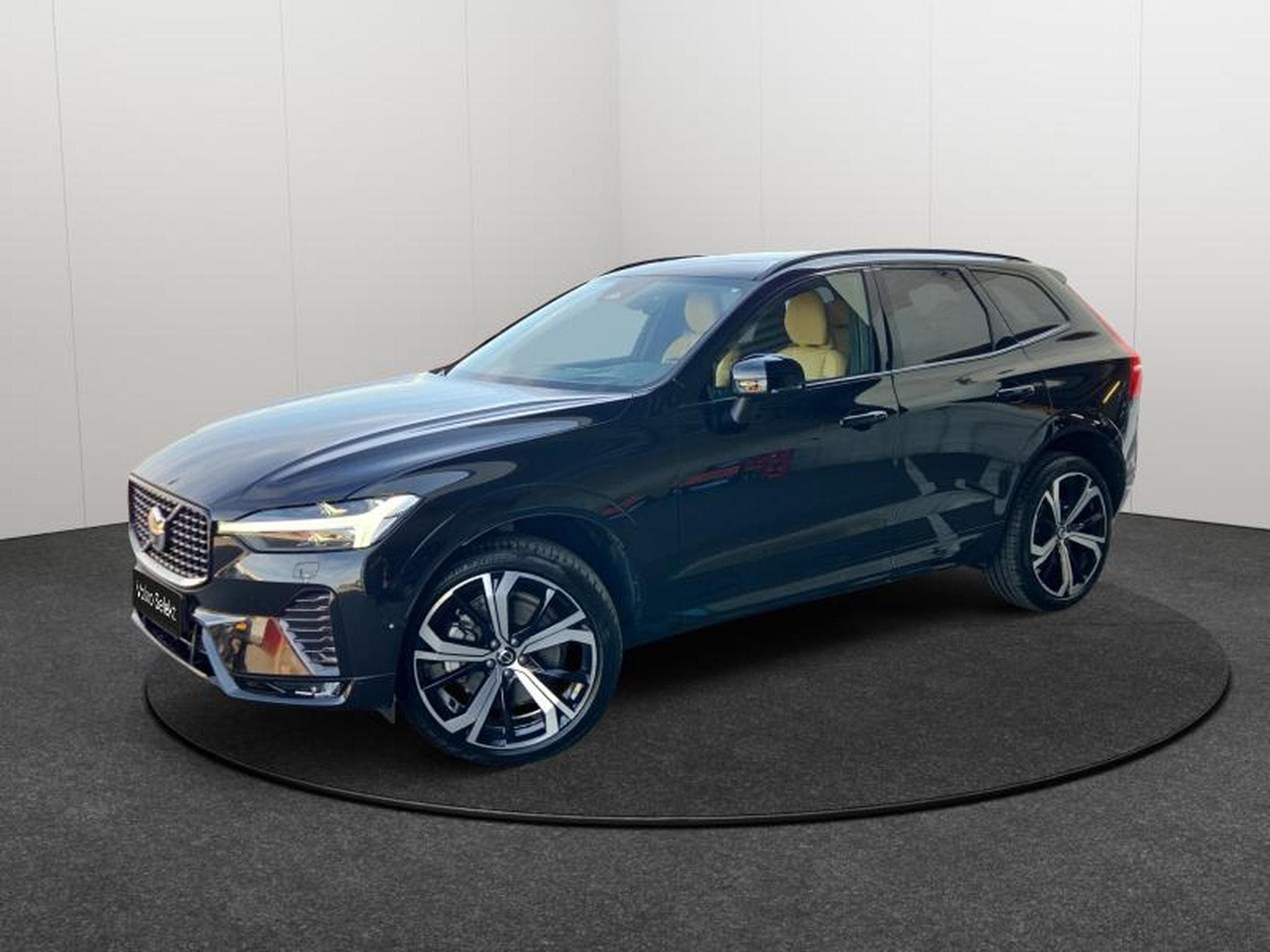 Volvo XC60 B5 AWD Ultra Dark / Essence (2025) - Photo 1