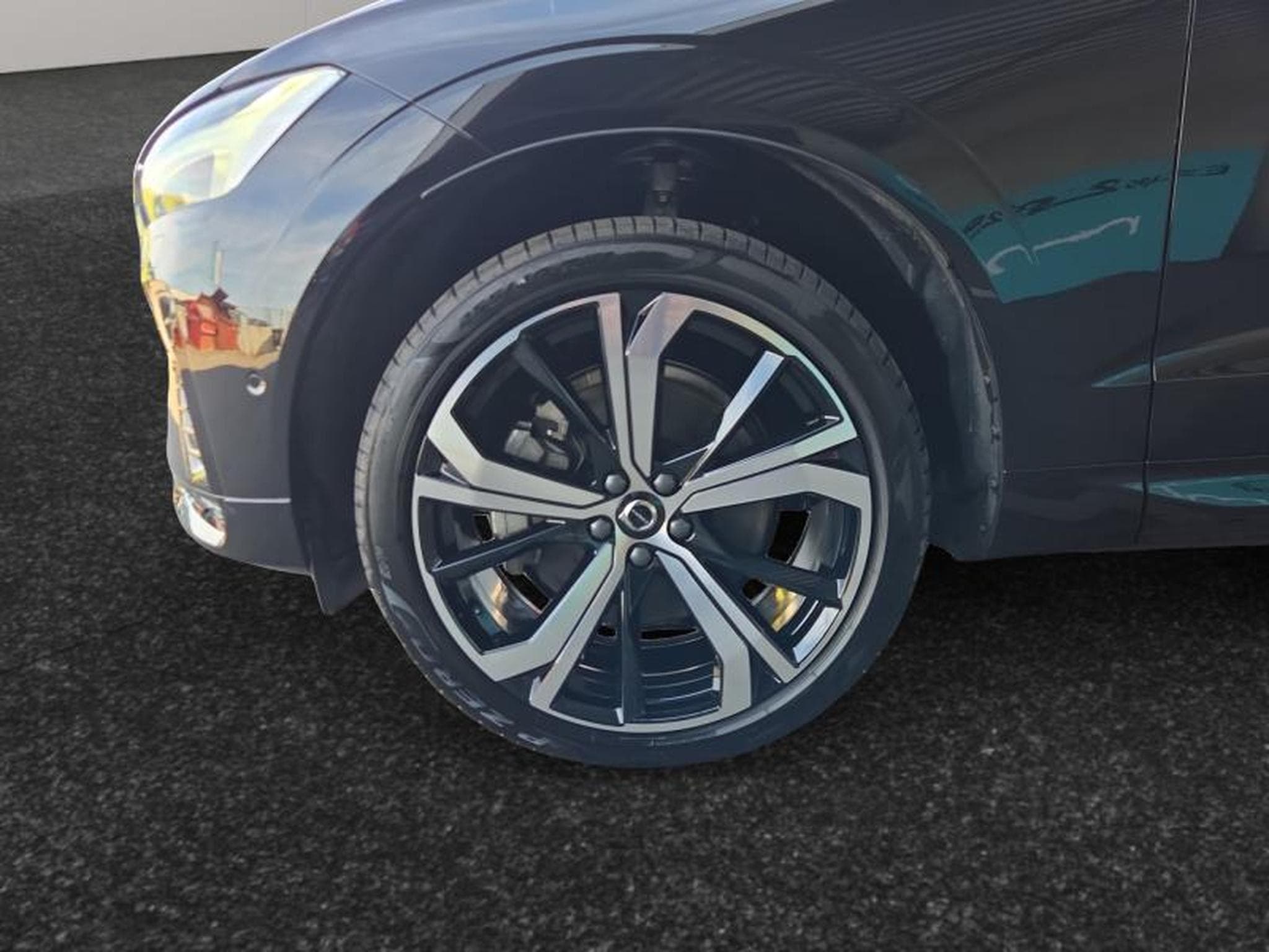 Volvo XC60 B5 AWD Ultra Dark / Essence (2025) - Photo 14