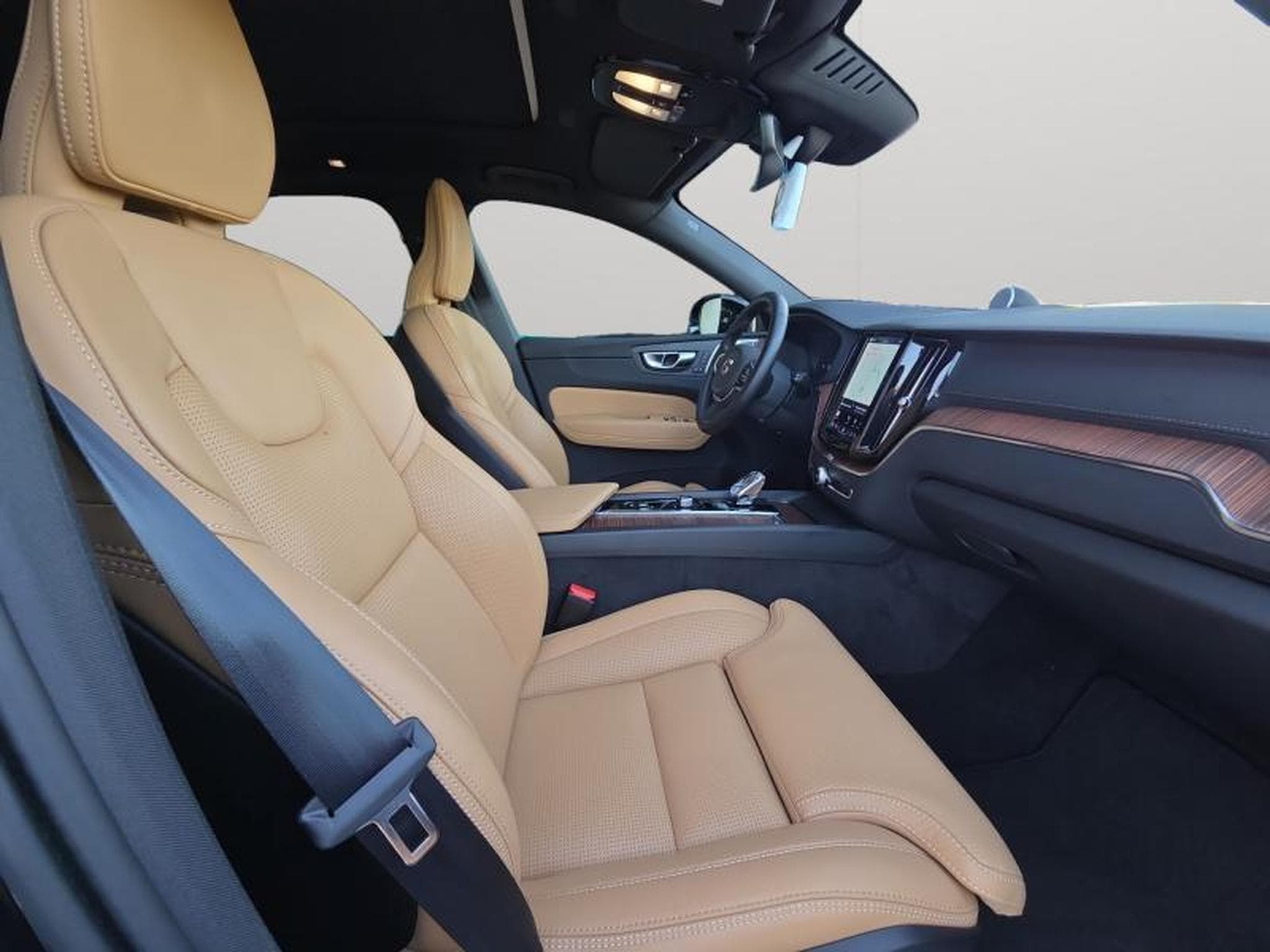 Volvo XC60 B5 AWD Ultra Dark / Essence (2025) - Photo 15