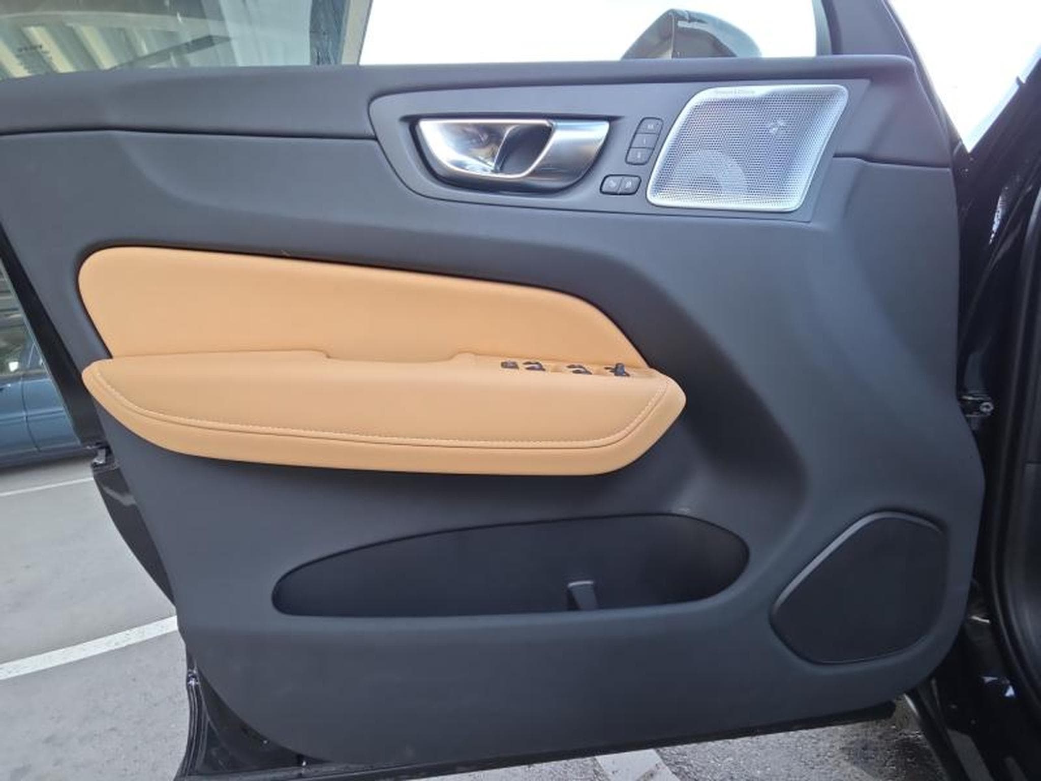 Volvo XC60 B5 AWD Ultra Dark / Essence (2025) - Photo 20