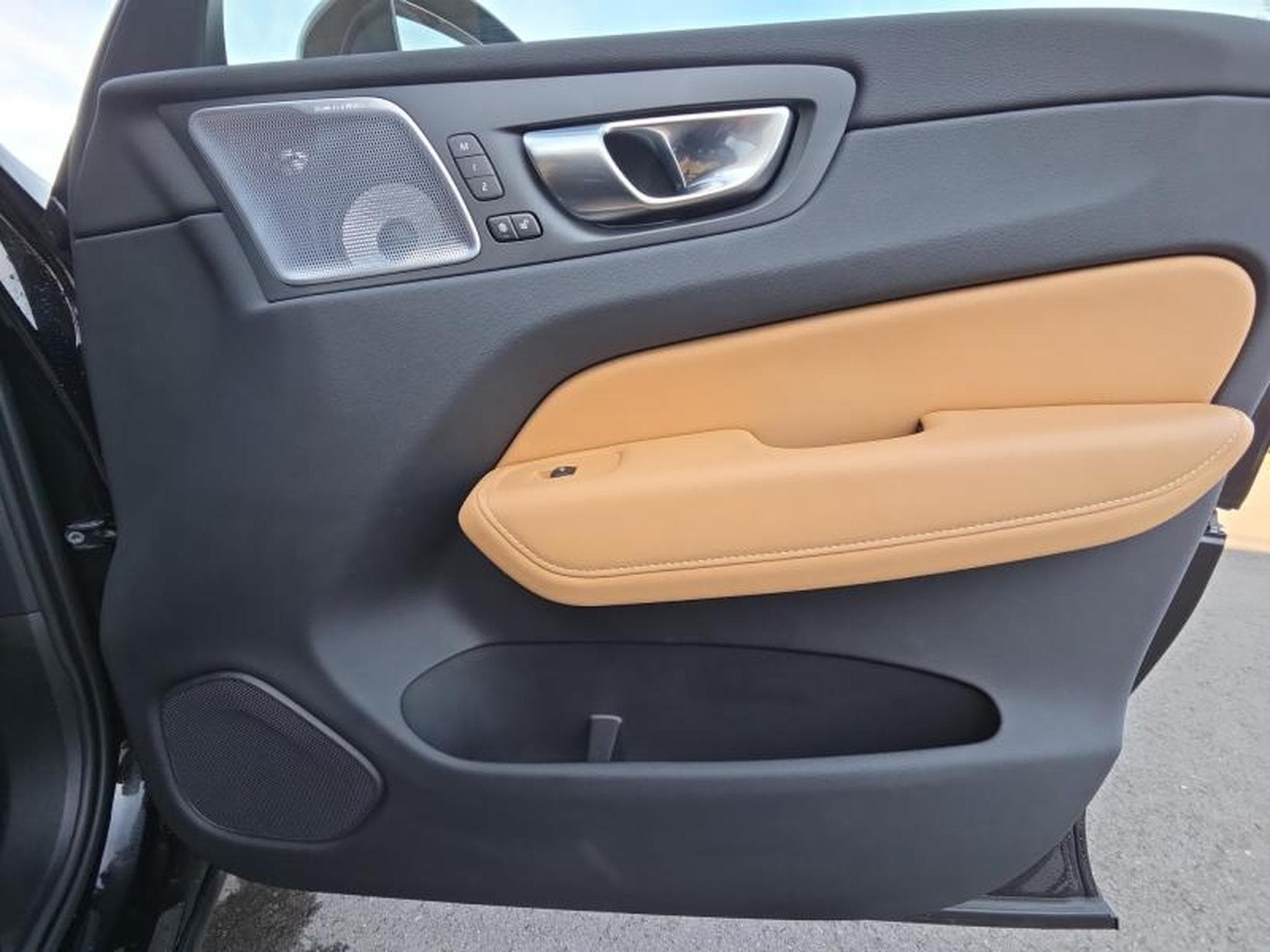 Volvo XC60 B5 AWD Ultra Dark / Essence (2025) - Photo 21