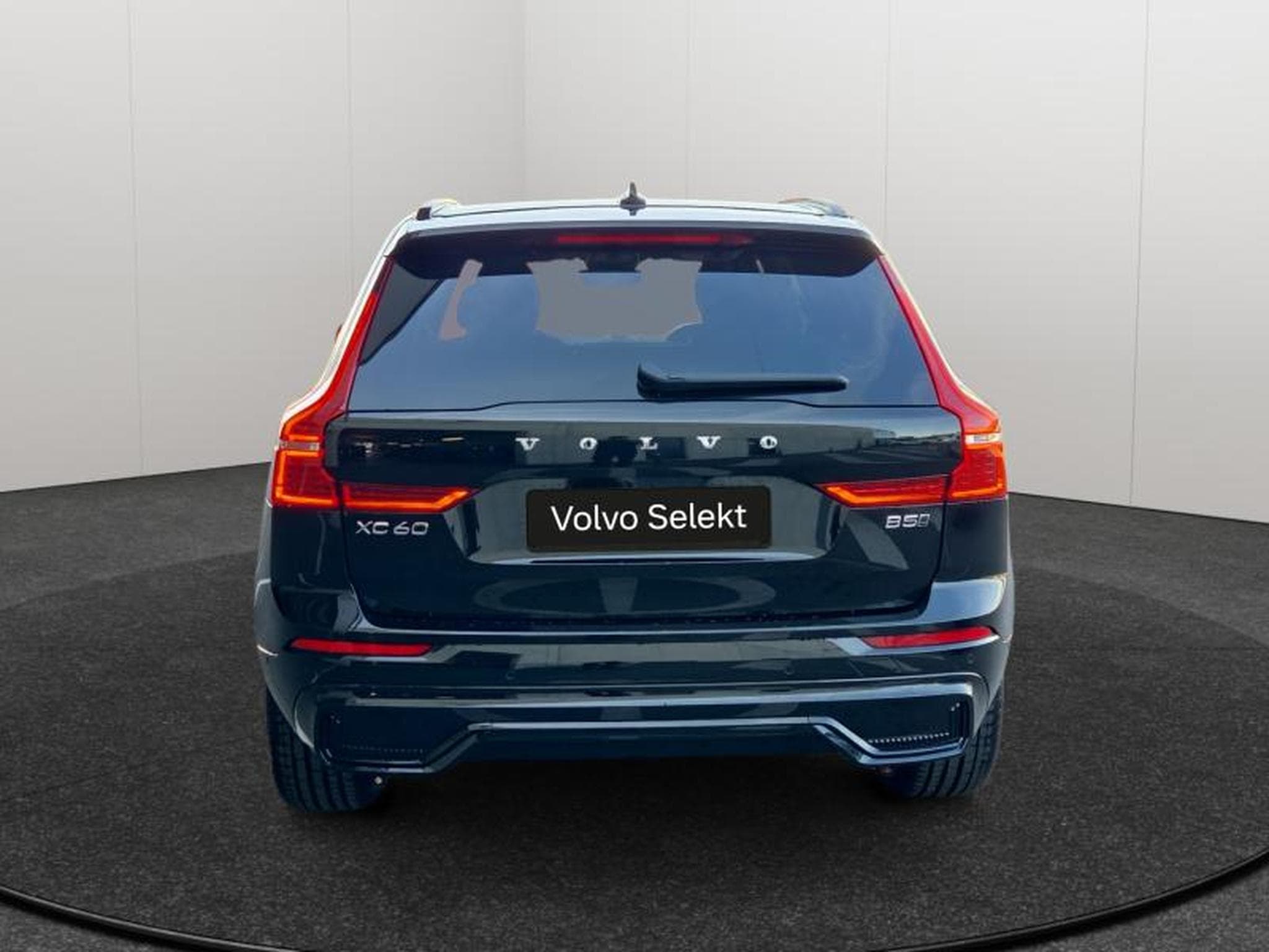 Volvo XC60 B5 AWD Ultra Dark / Essence (2025) - Photo 4