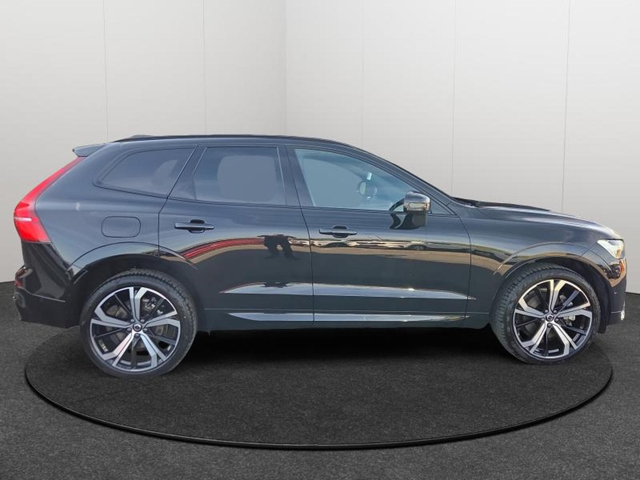 Volvo XC60 B5 AWD Ultra Dark / Essence (2025) - Photo 6
