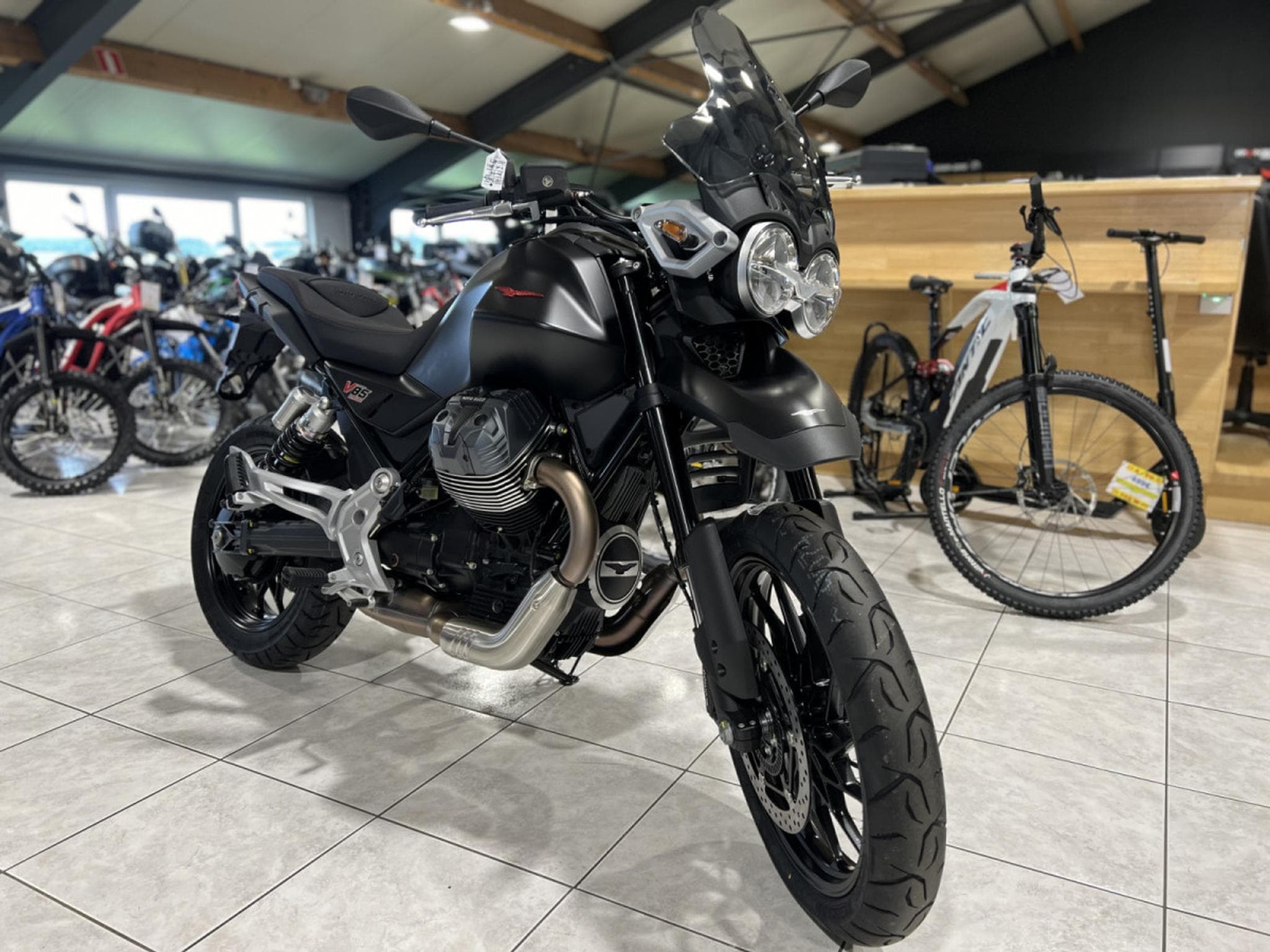 Moto Guzzi V85 TT  Strada (2026) - Photo 6