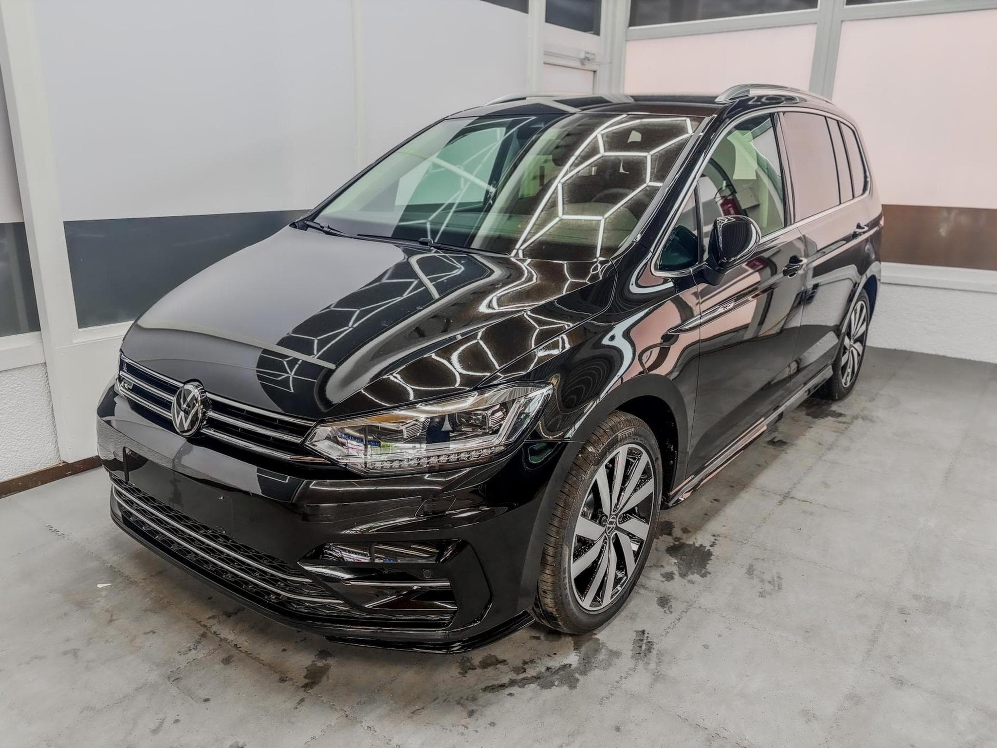 VW Touran R-LINE (2026) - Photo 1