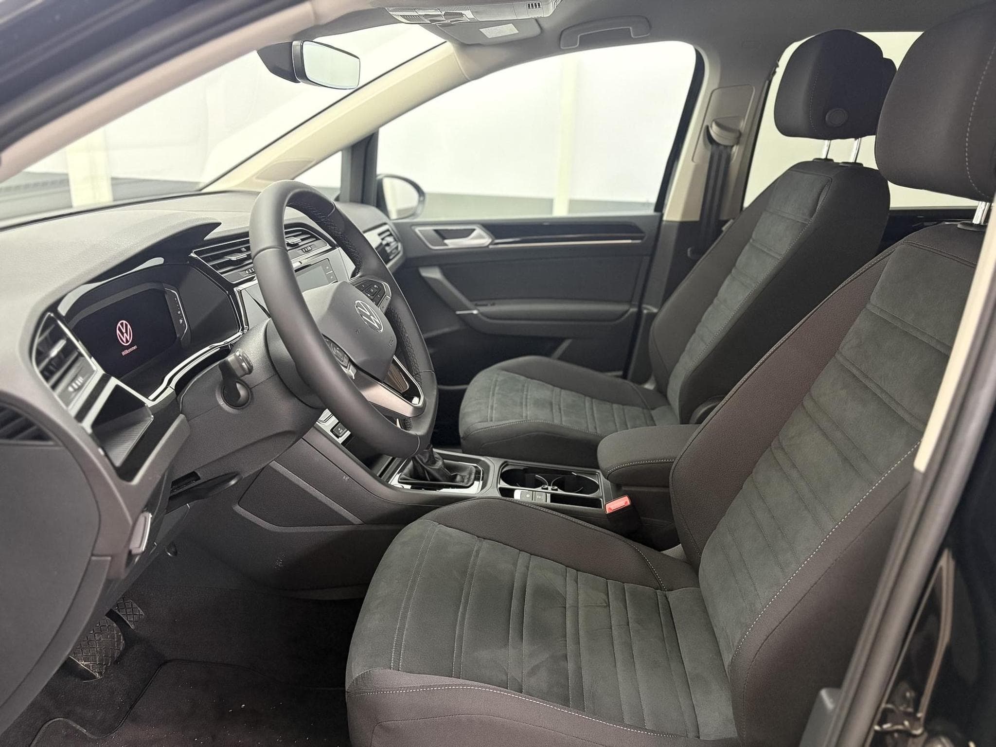 VW Touran R-LINE (2026) - Photo 11