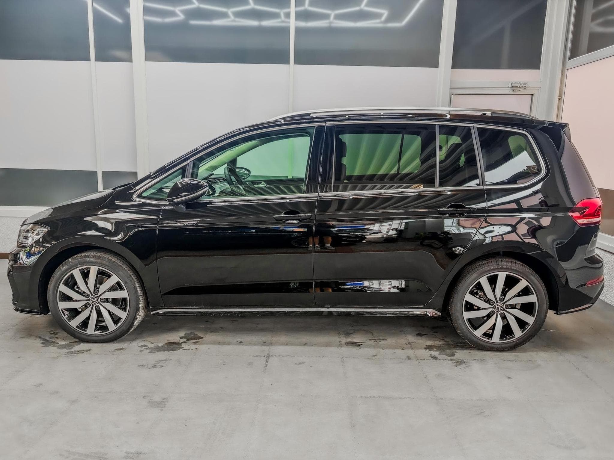 VW Touran R-LINE (2026) - Photo 3
